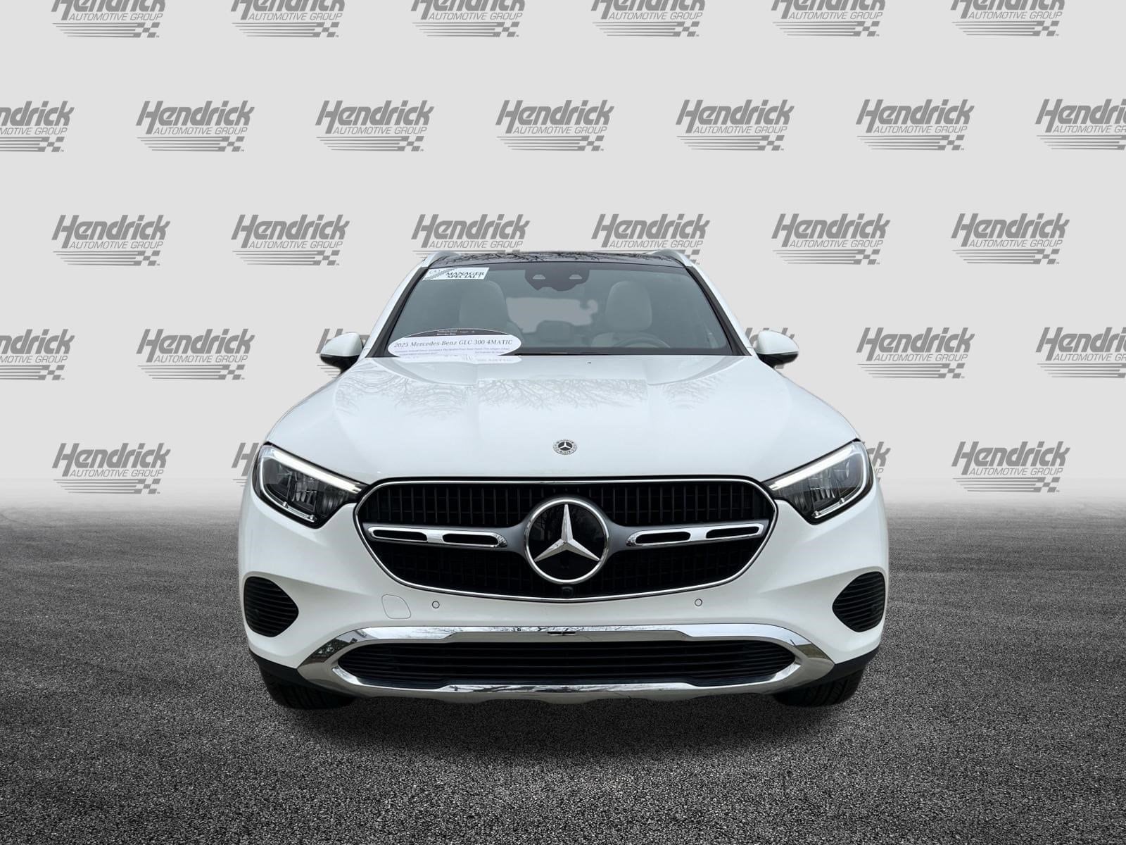2025 Mercedes-Benz GLC 300 photo 2