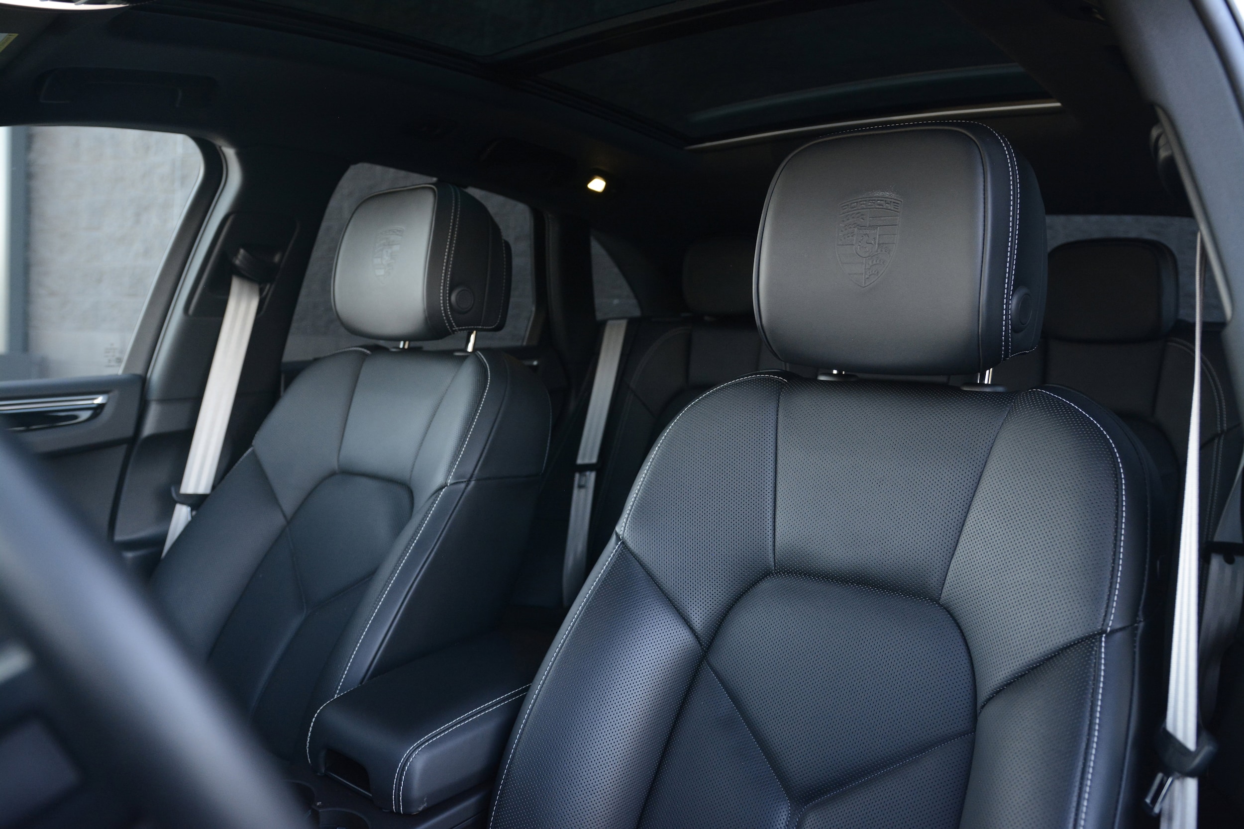 2025 Porsche Macan T photo 4