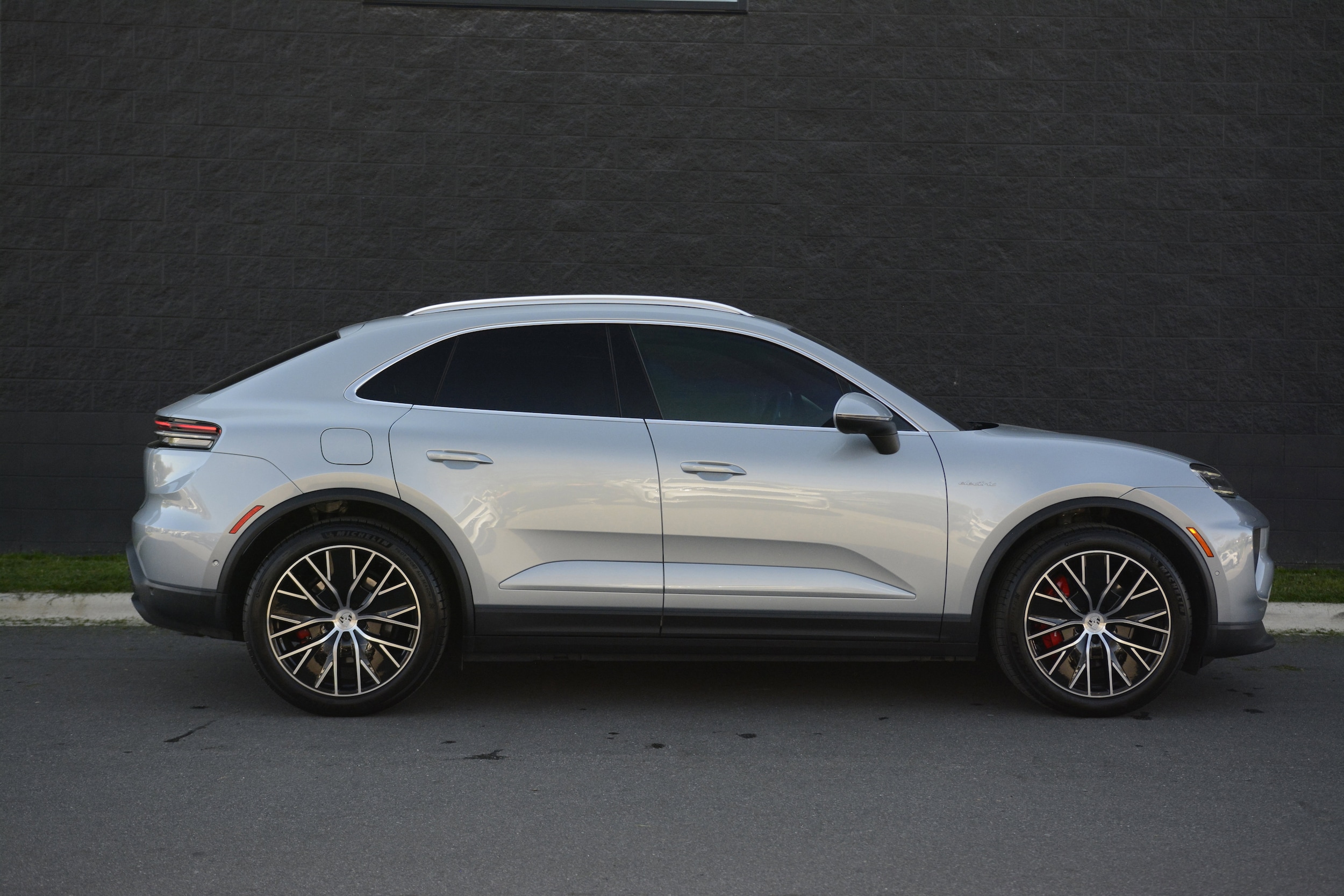 2025 Porsche Macan Electric 4S photo 3