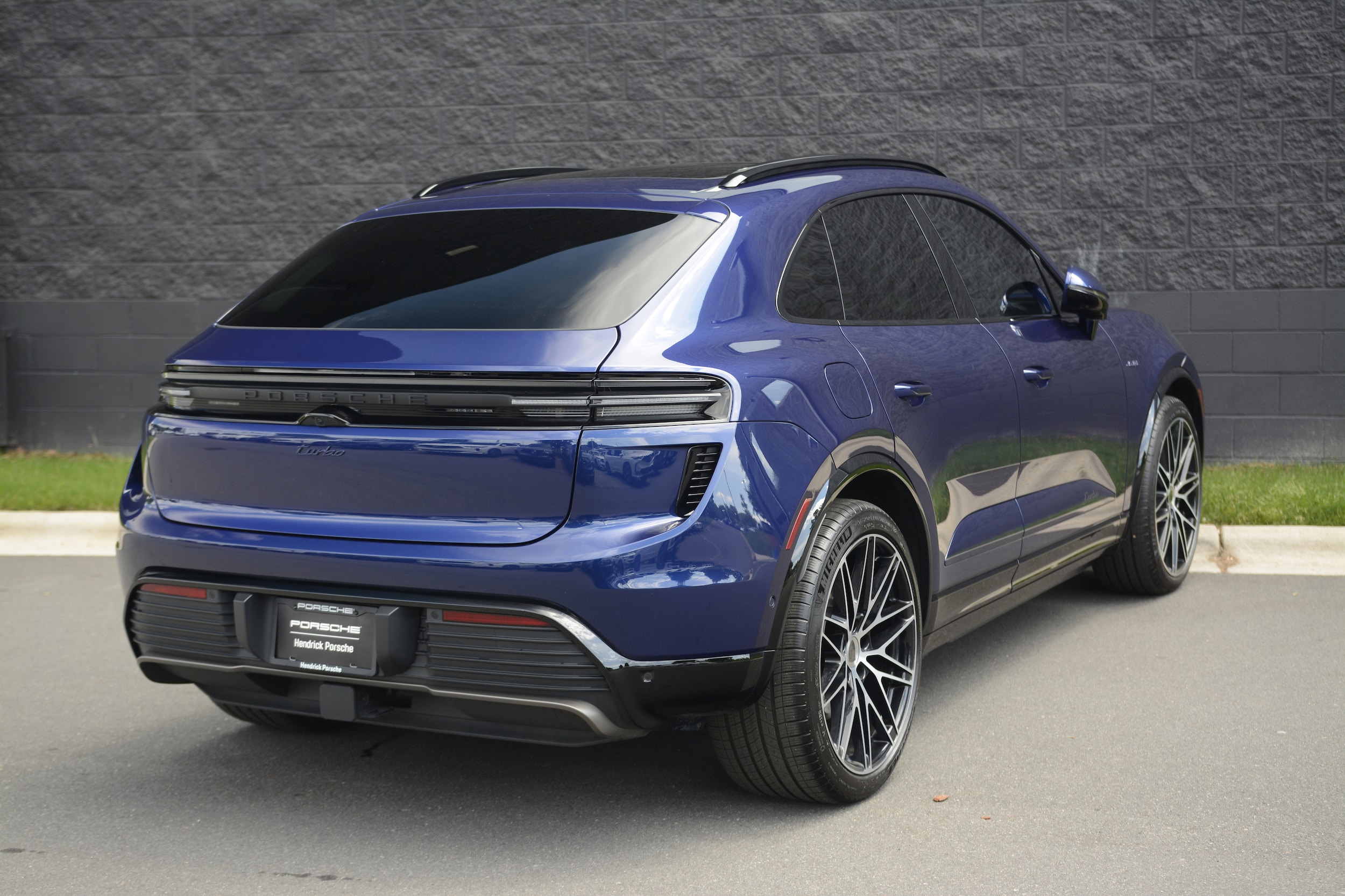 2025 Porsche Macan Electric Turbo photo 6