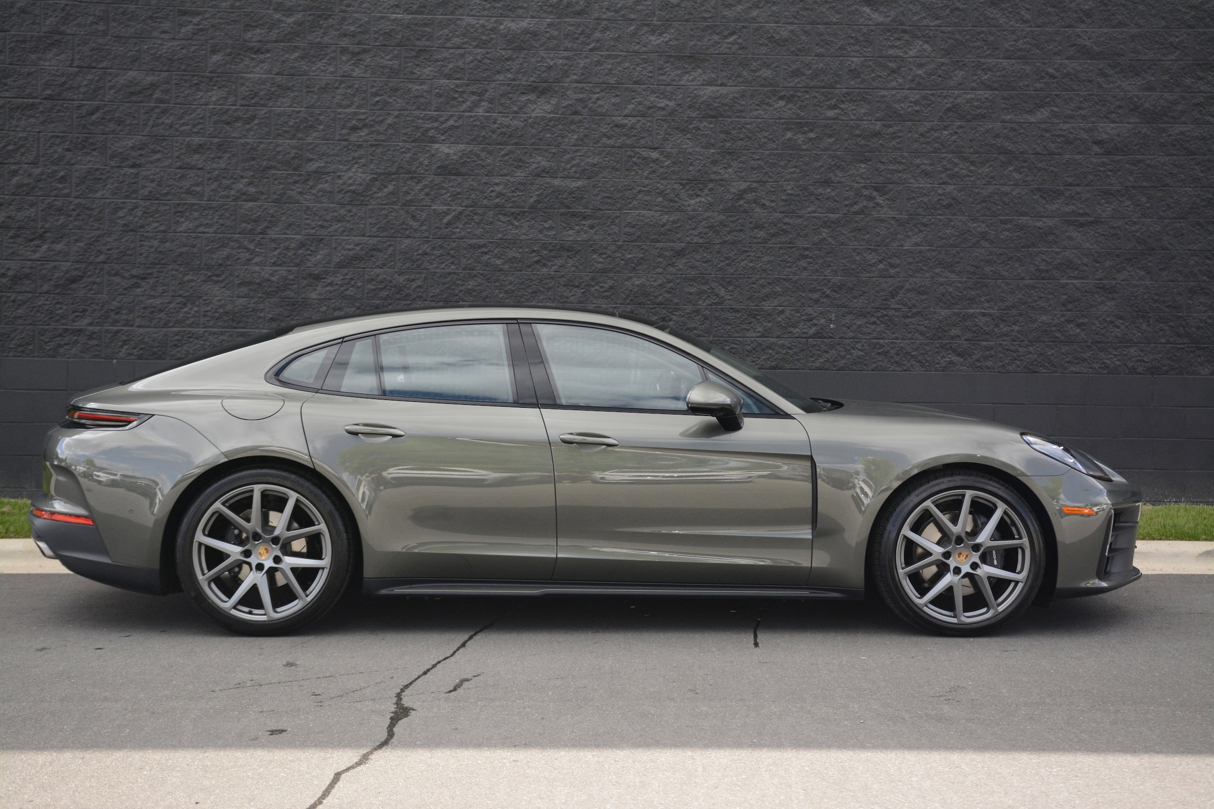 2025 Porsche Panamera 4 photo 3