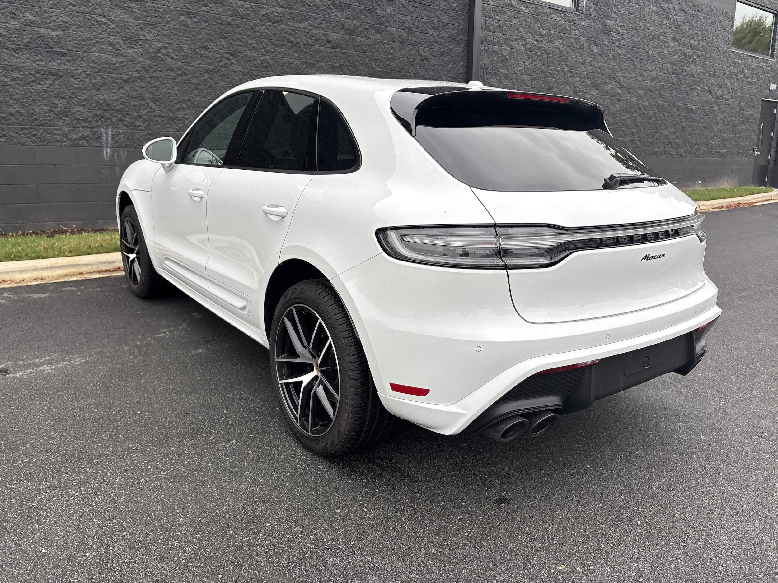 2025 Porsche Macan photo 2