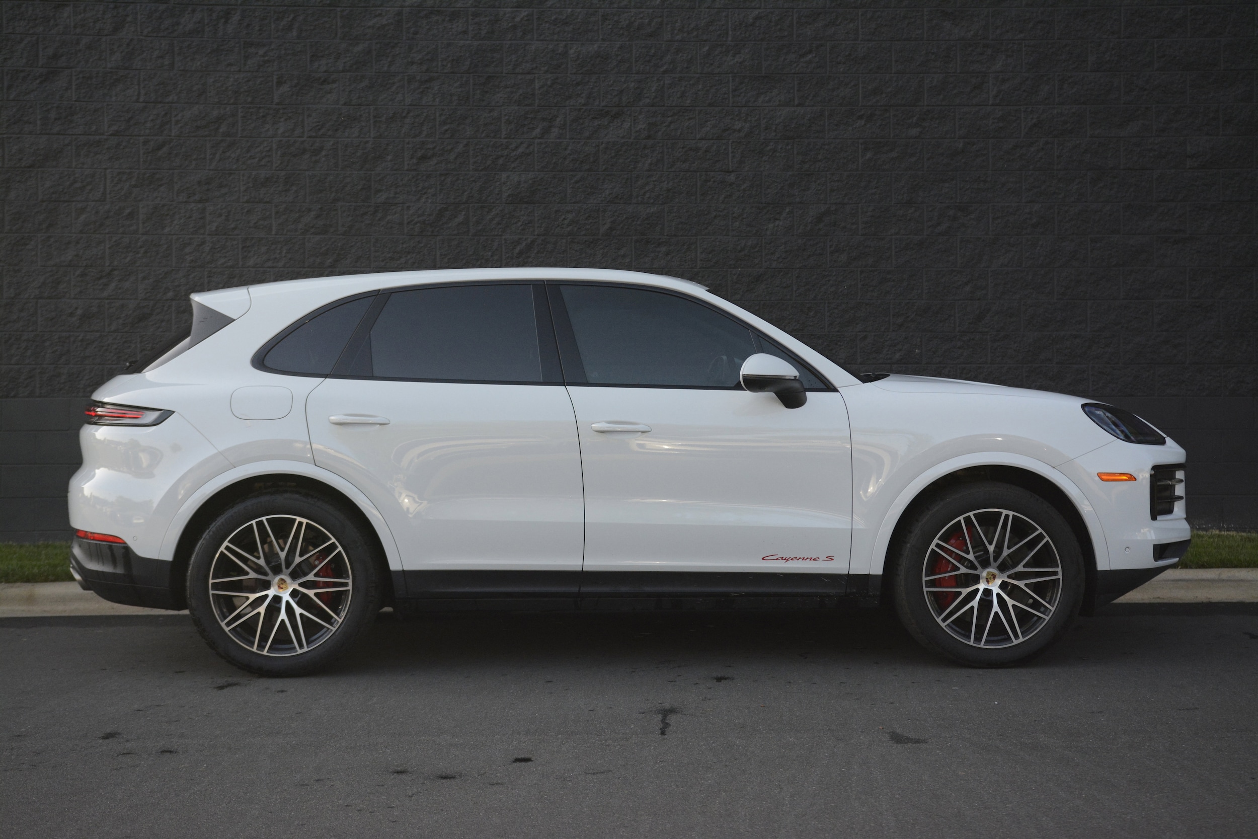2024 Porsche Cayenne S photo 3