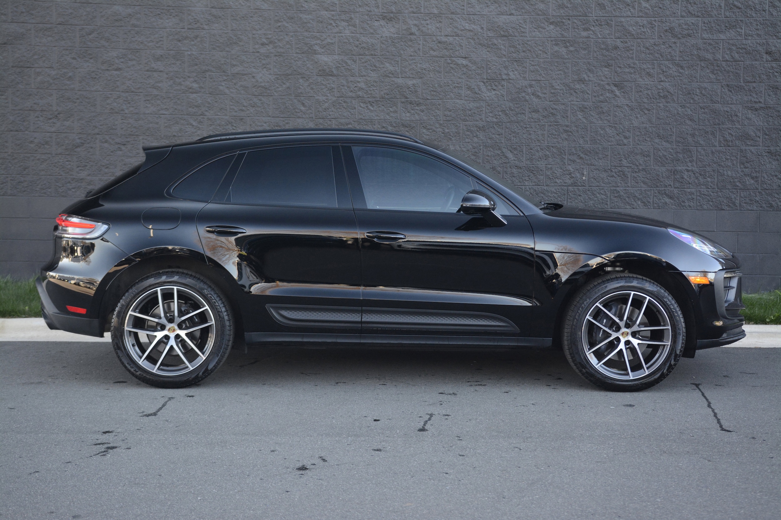 2026 Porsche Macan photo 3
