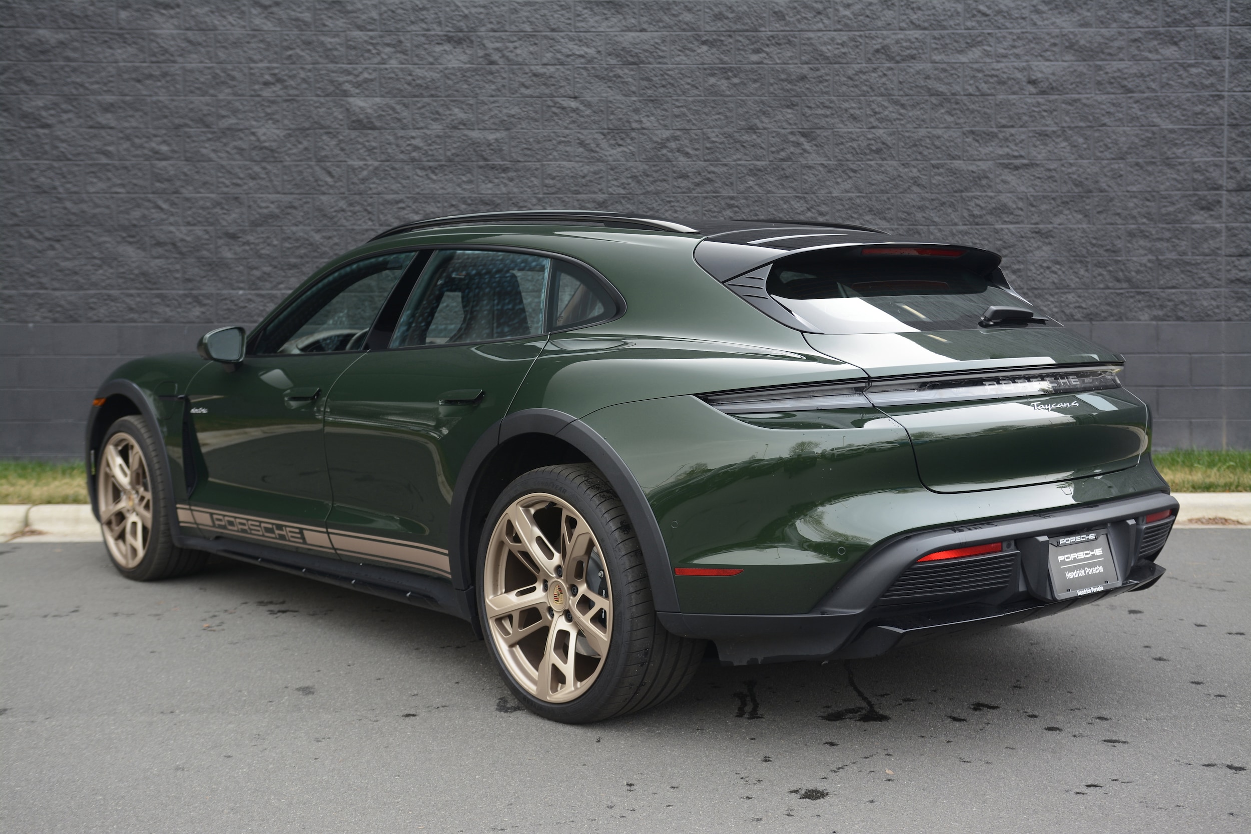 2025 Porsche Taycan Cross Turismo 4 photo 2