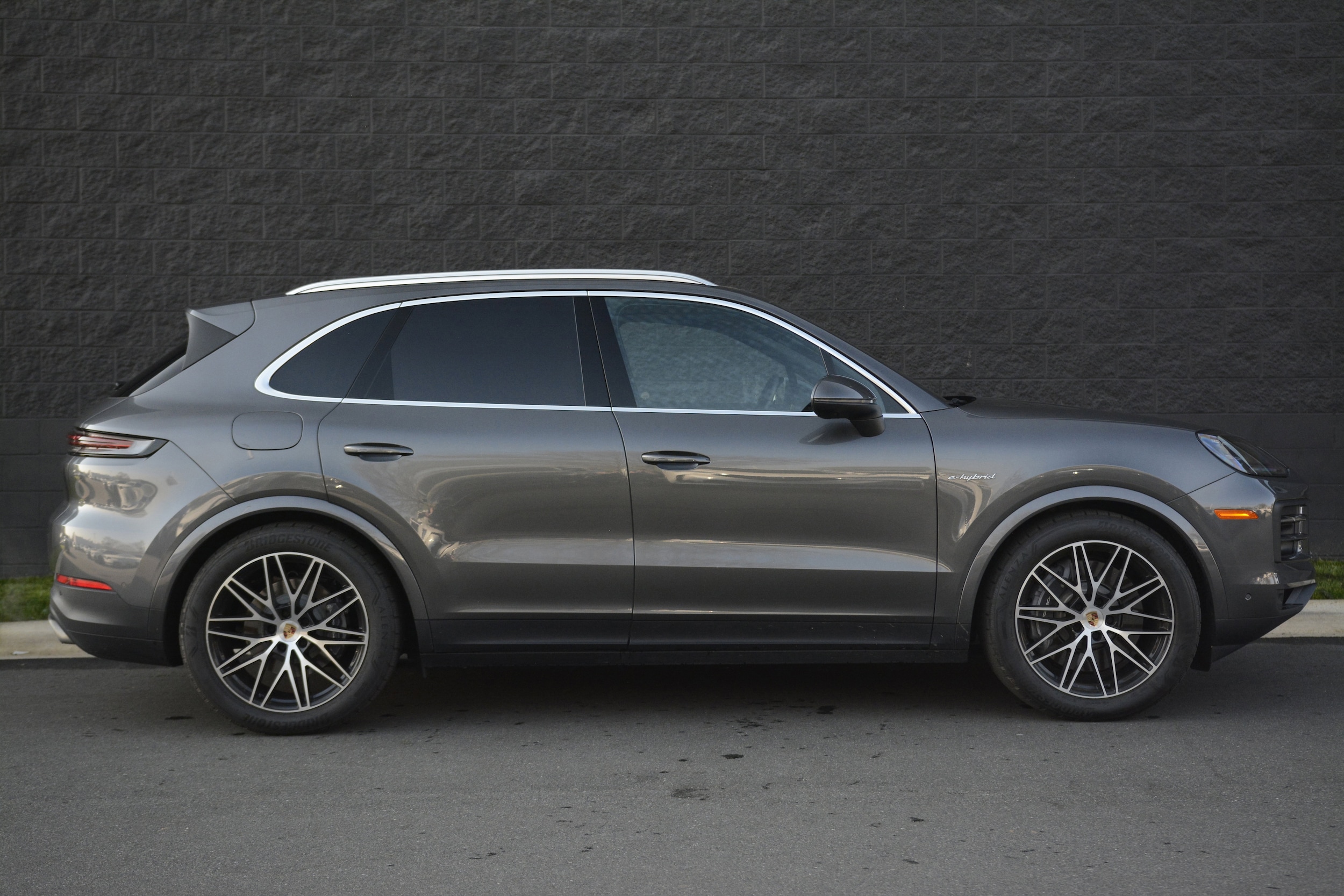 2025 Porsche Cayenne E-Hybrid photo 3