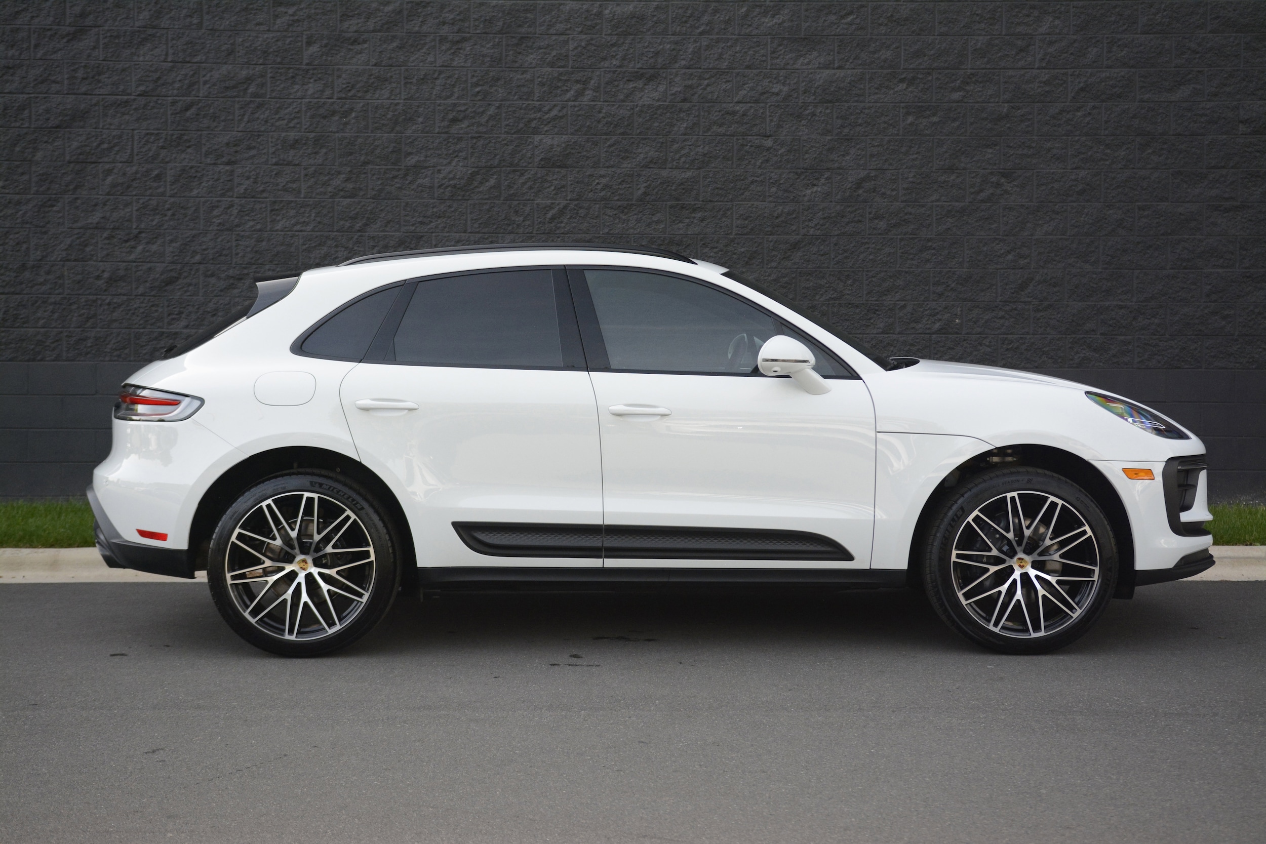 2026 Porsche Macan photo 3
