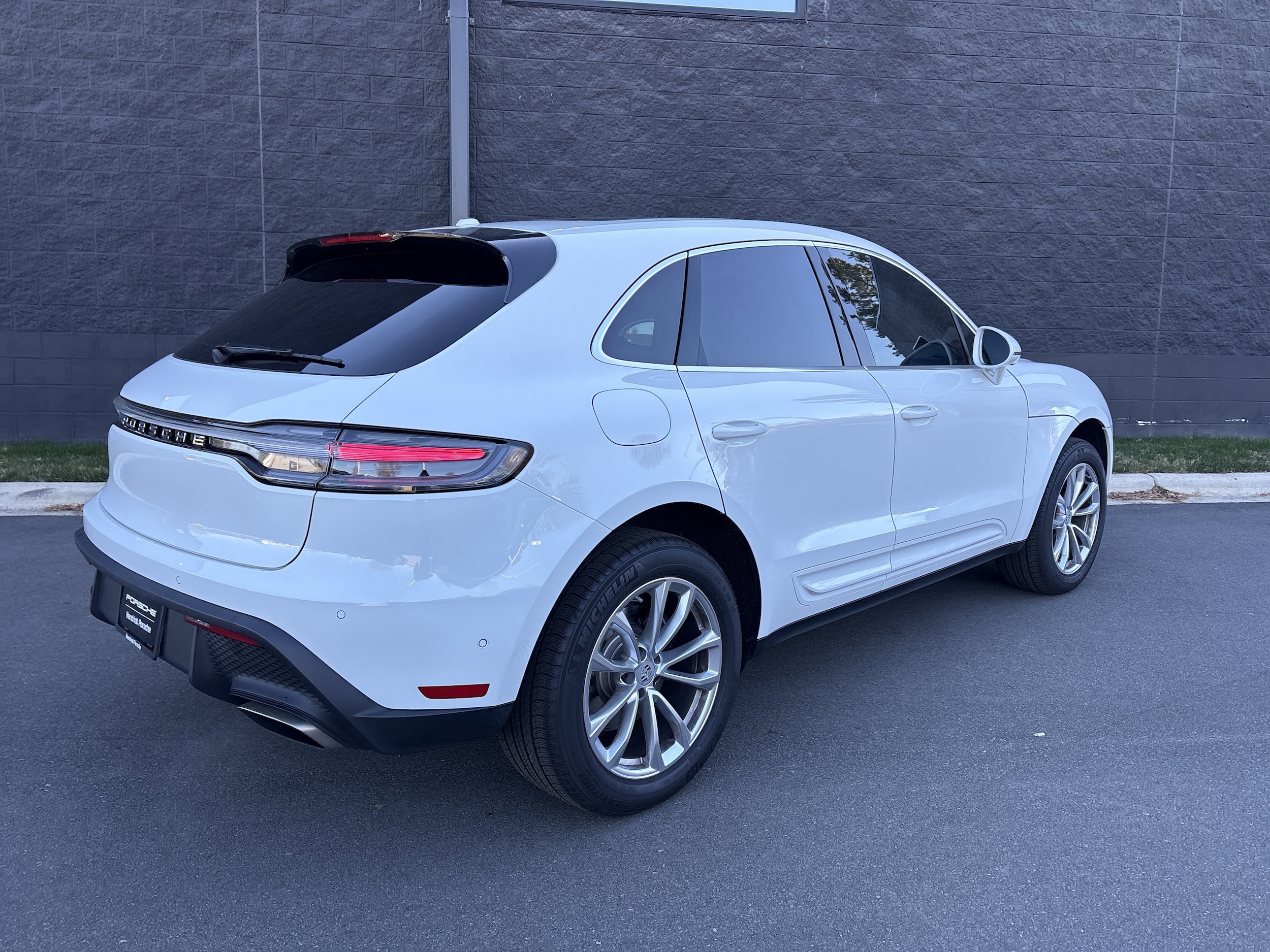 2025 Porsche Macan photo 6