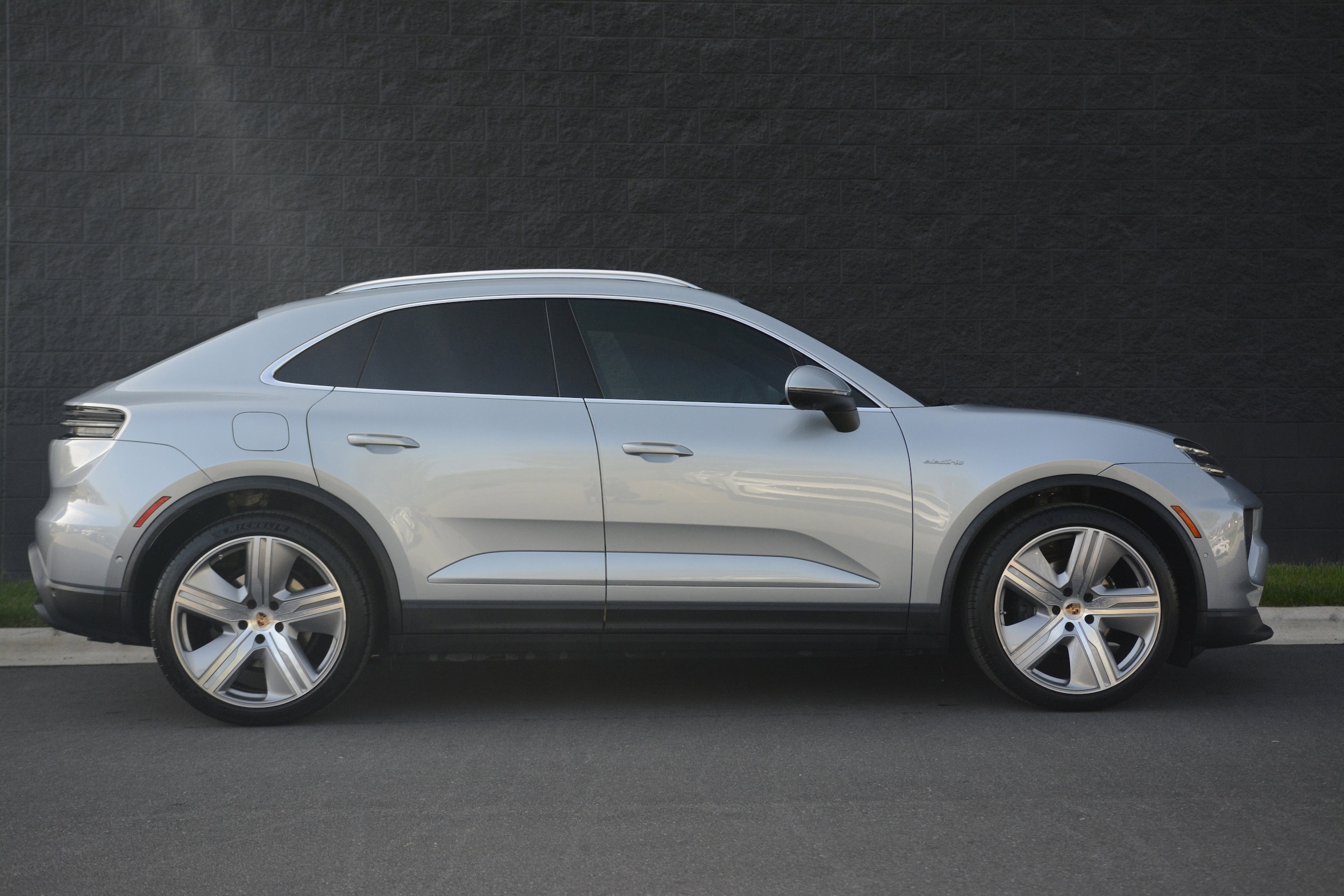 2025 Porsche Macan Electric 4 photo 3