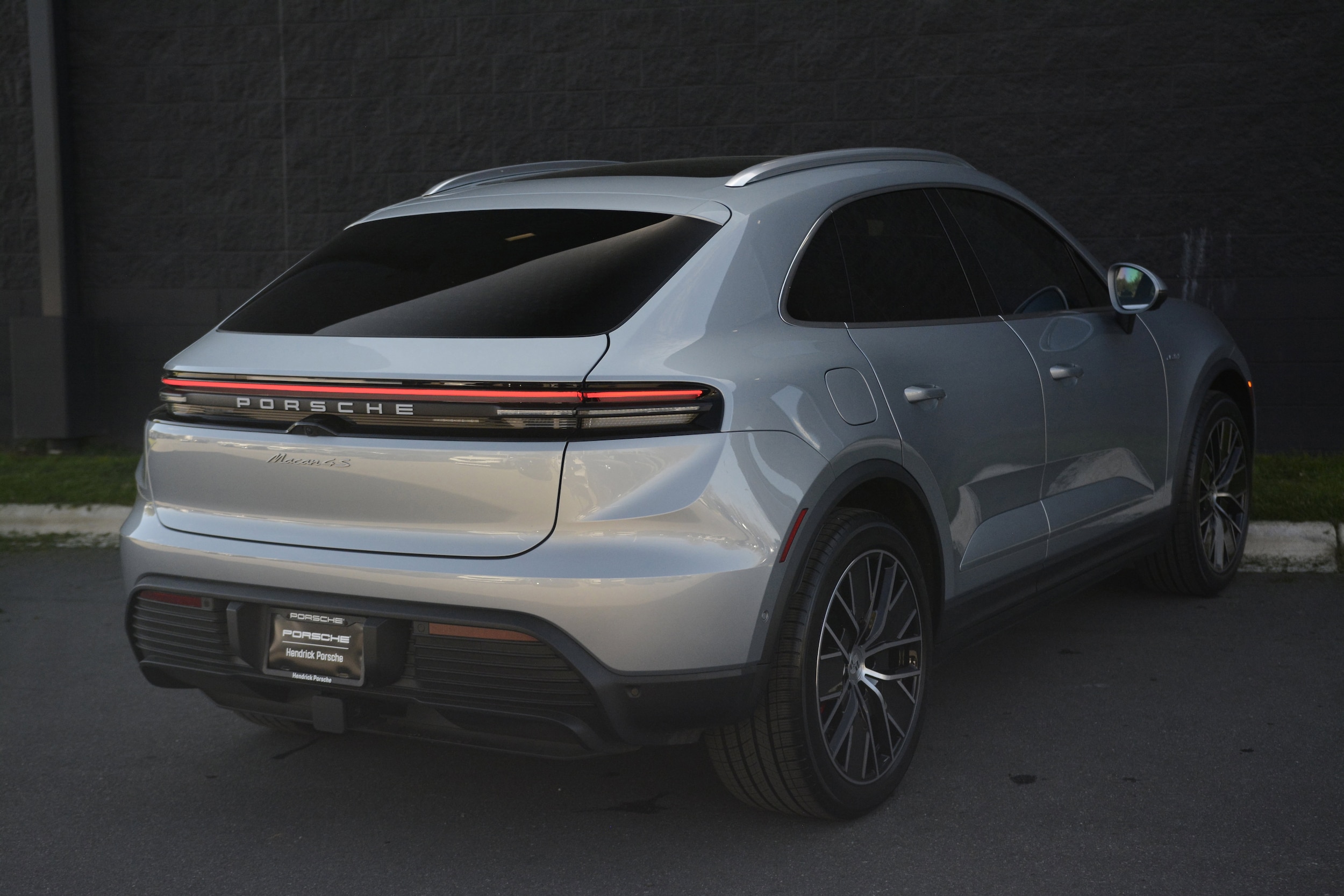 2025 Porsche Macan Electric 4S photo 6
