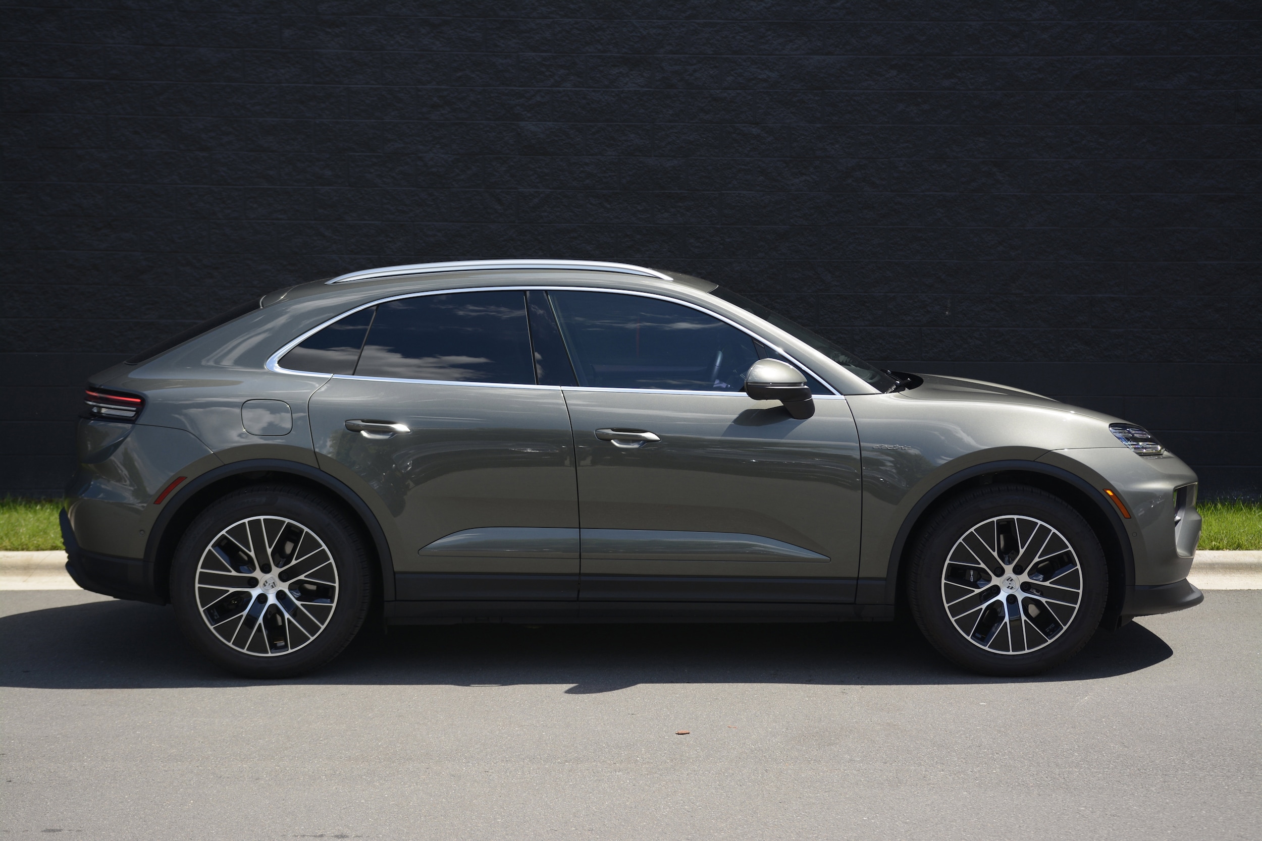 2025 Porsche Macan Electric 4S photo 3