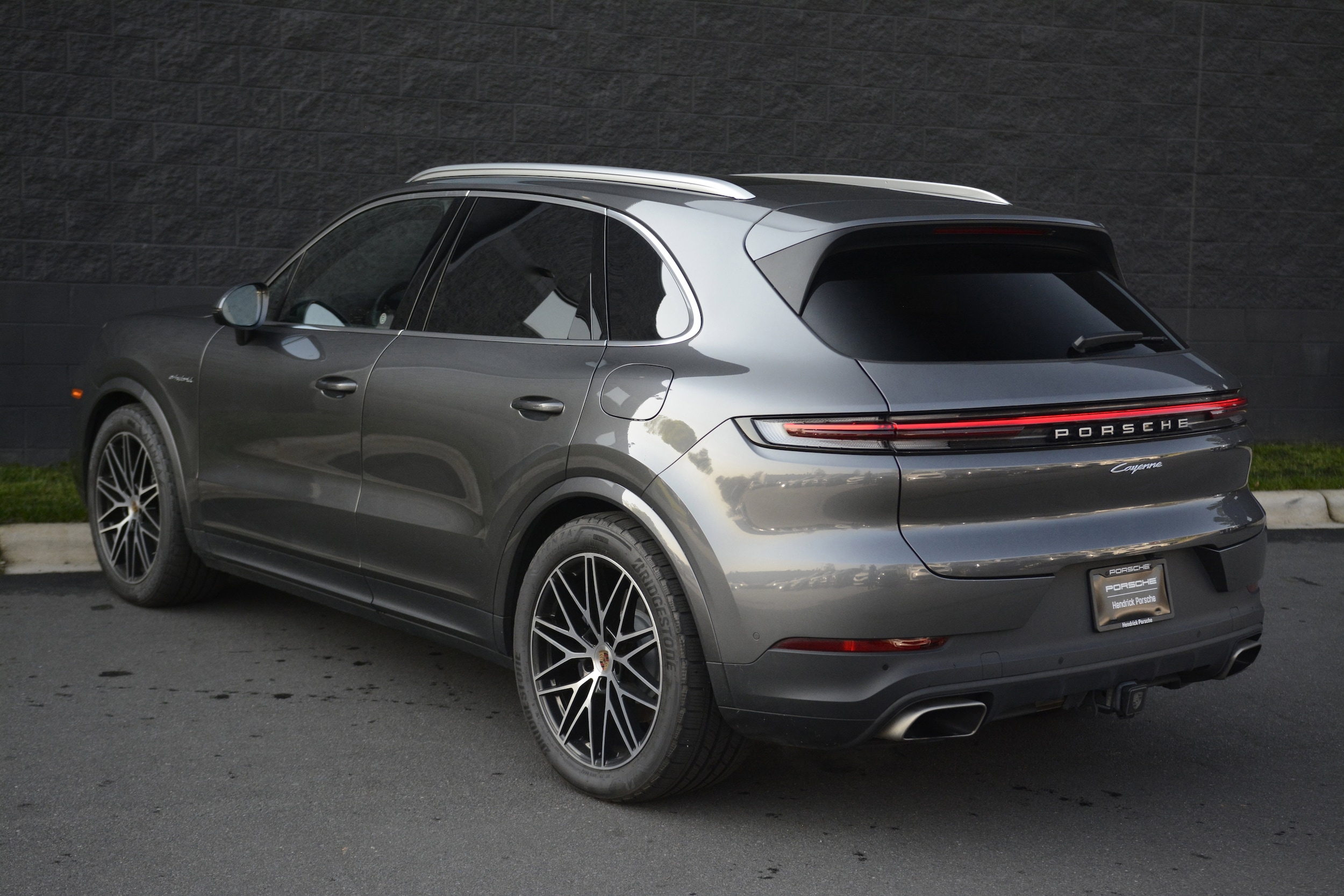 2025 Porsche Cayenne E-Hybrid photo 2