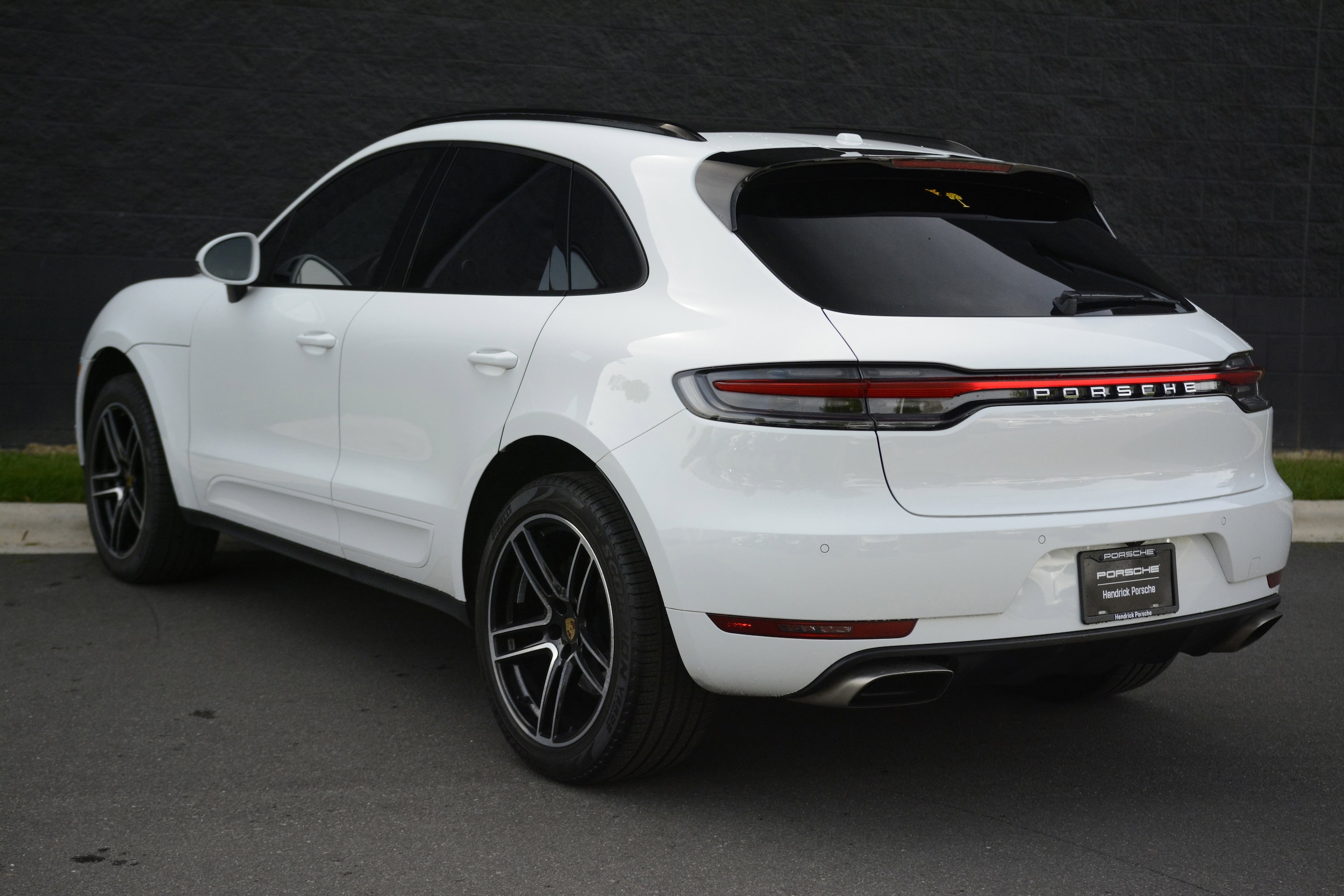 2020 Porsche Macan photo 2