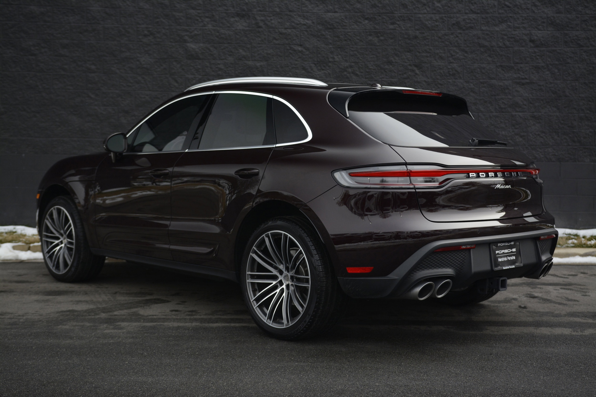 2025 Porsche Macan photo 2