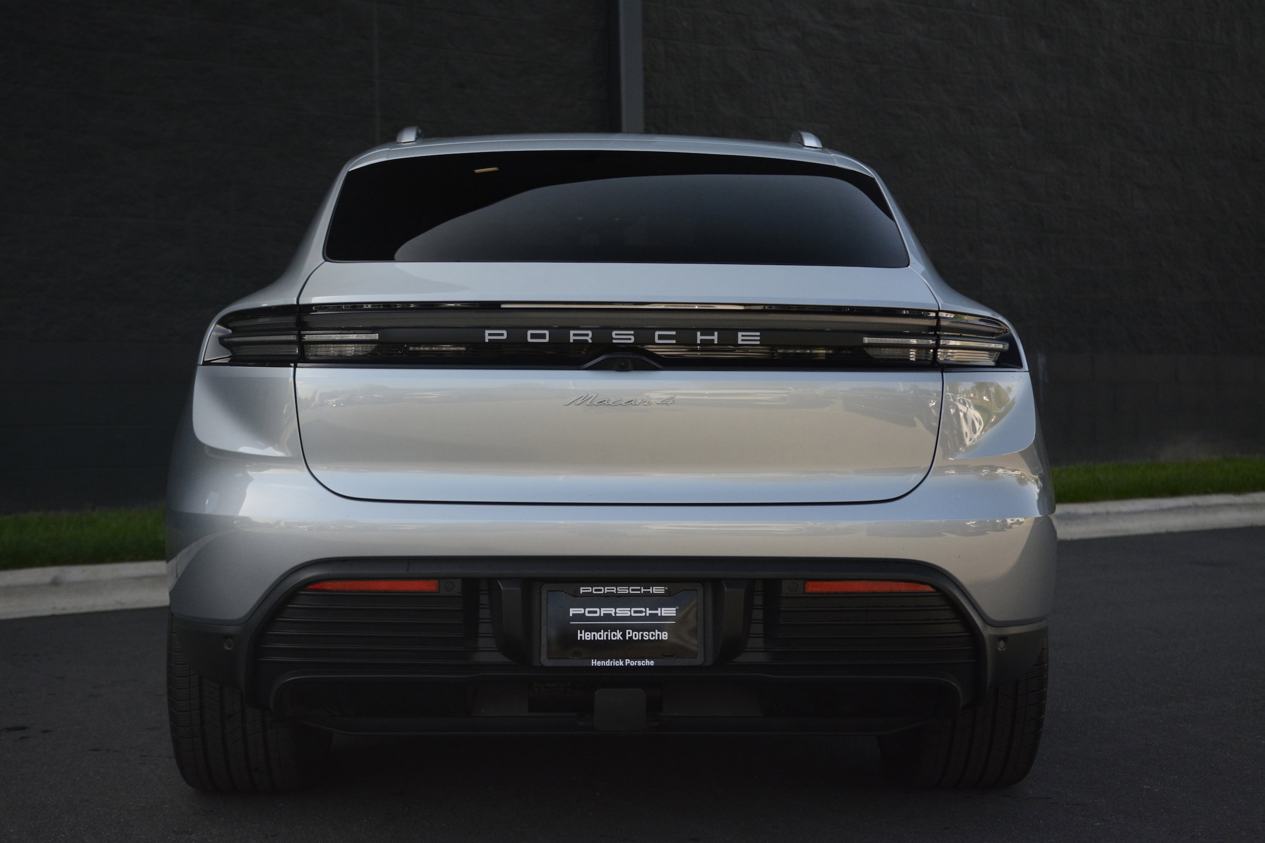 2025 Porsche Macan Electric 4 photo 5