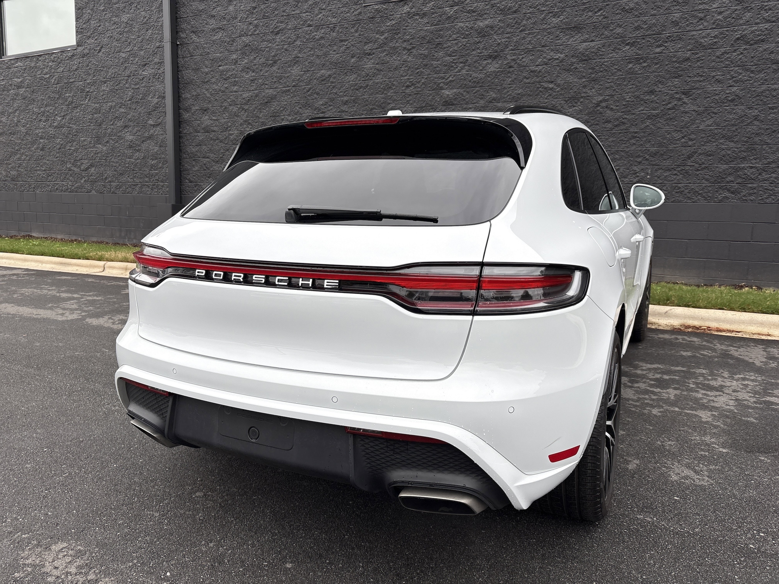 2025 Porsche Macan photo 6
