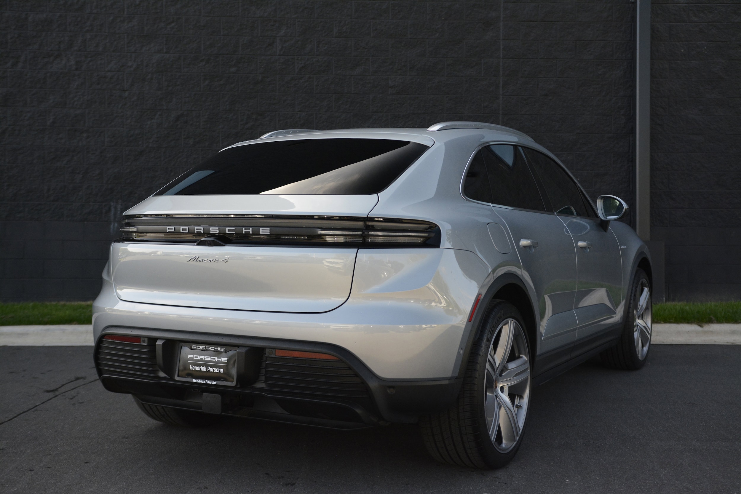 2025 Porsche Macan Electric 4 photo 6