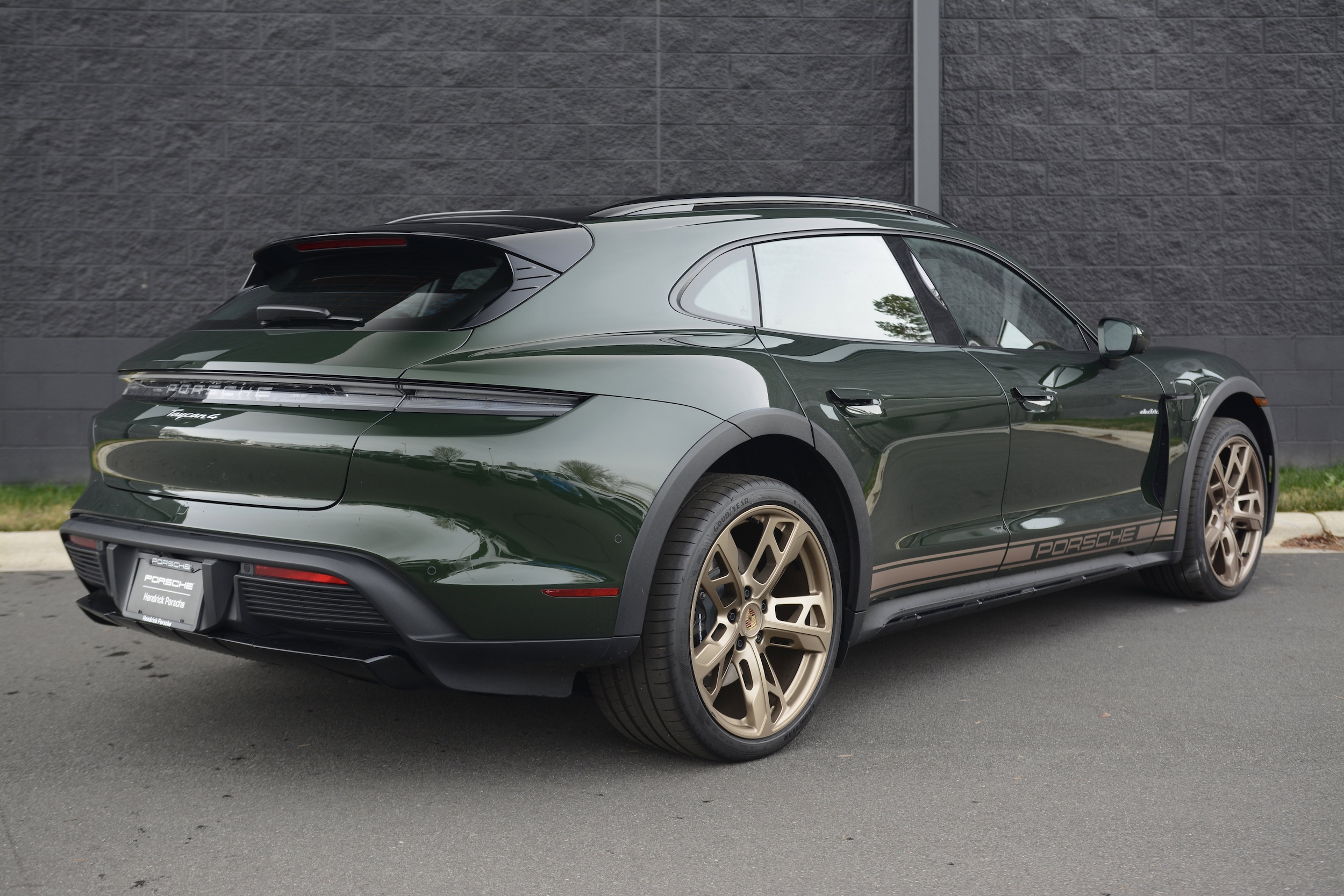 2025 Porsche Taycan Cross Turismo 4 photo 6