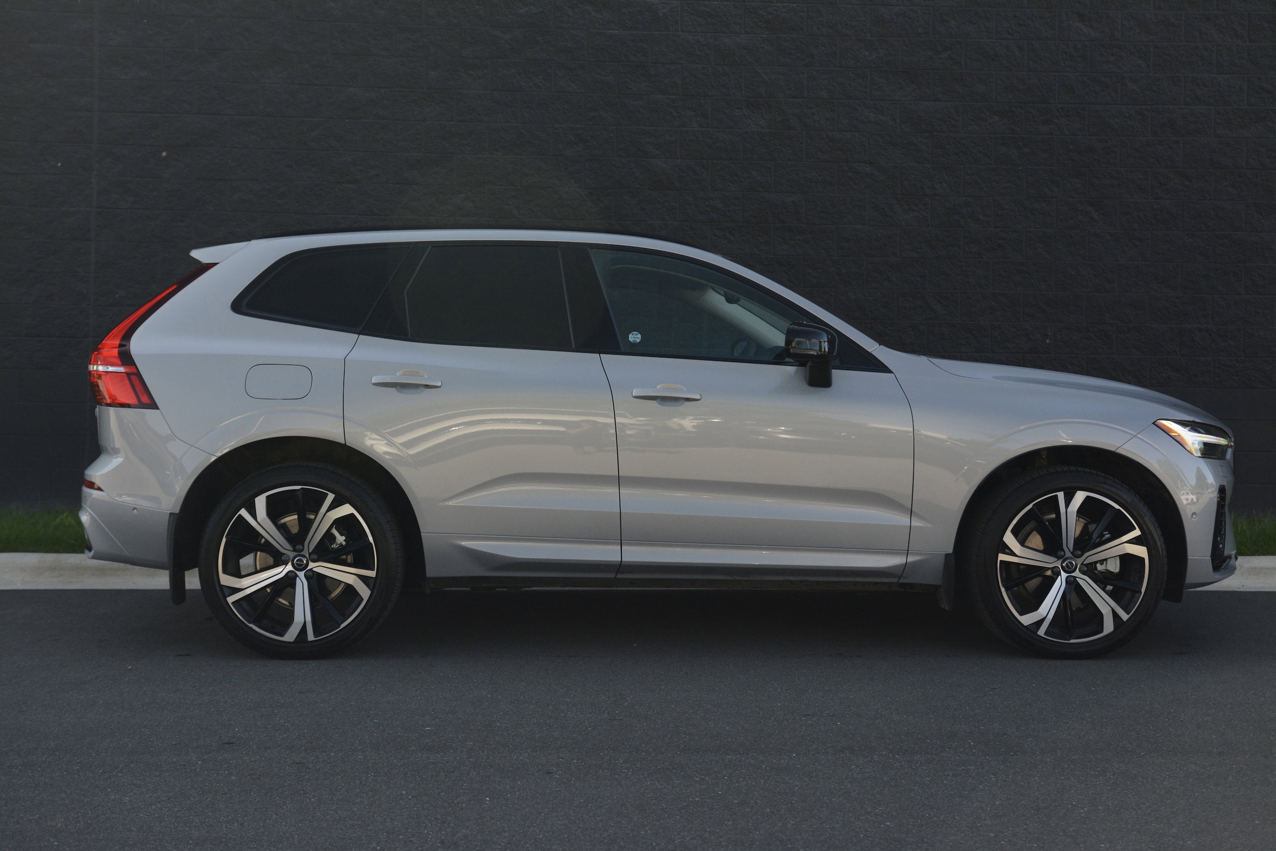 2023 Volvo XC60 Recharge Plug-In Hybrid Ultimate Dark photo 6