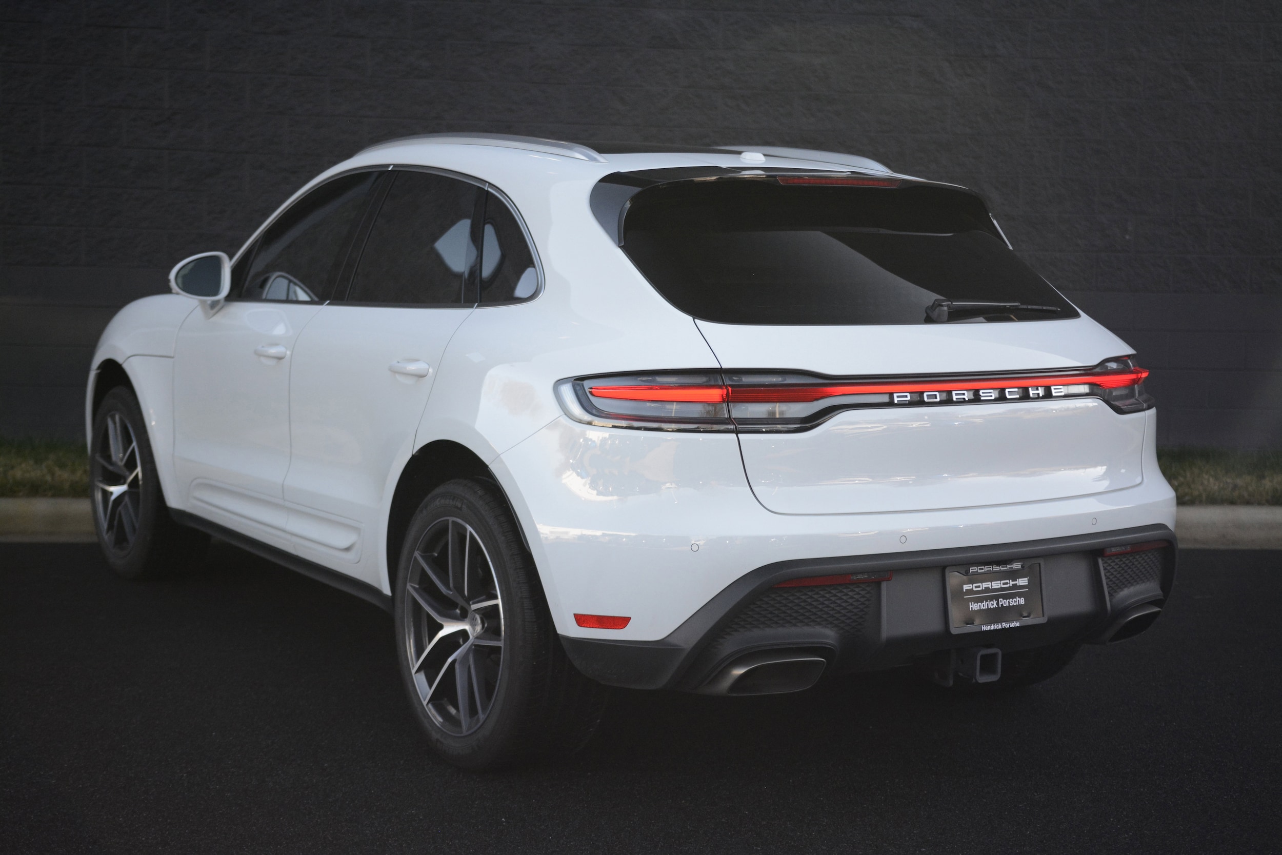 2025 Porsche Macan photo 2