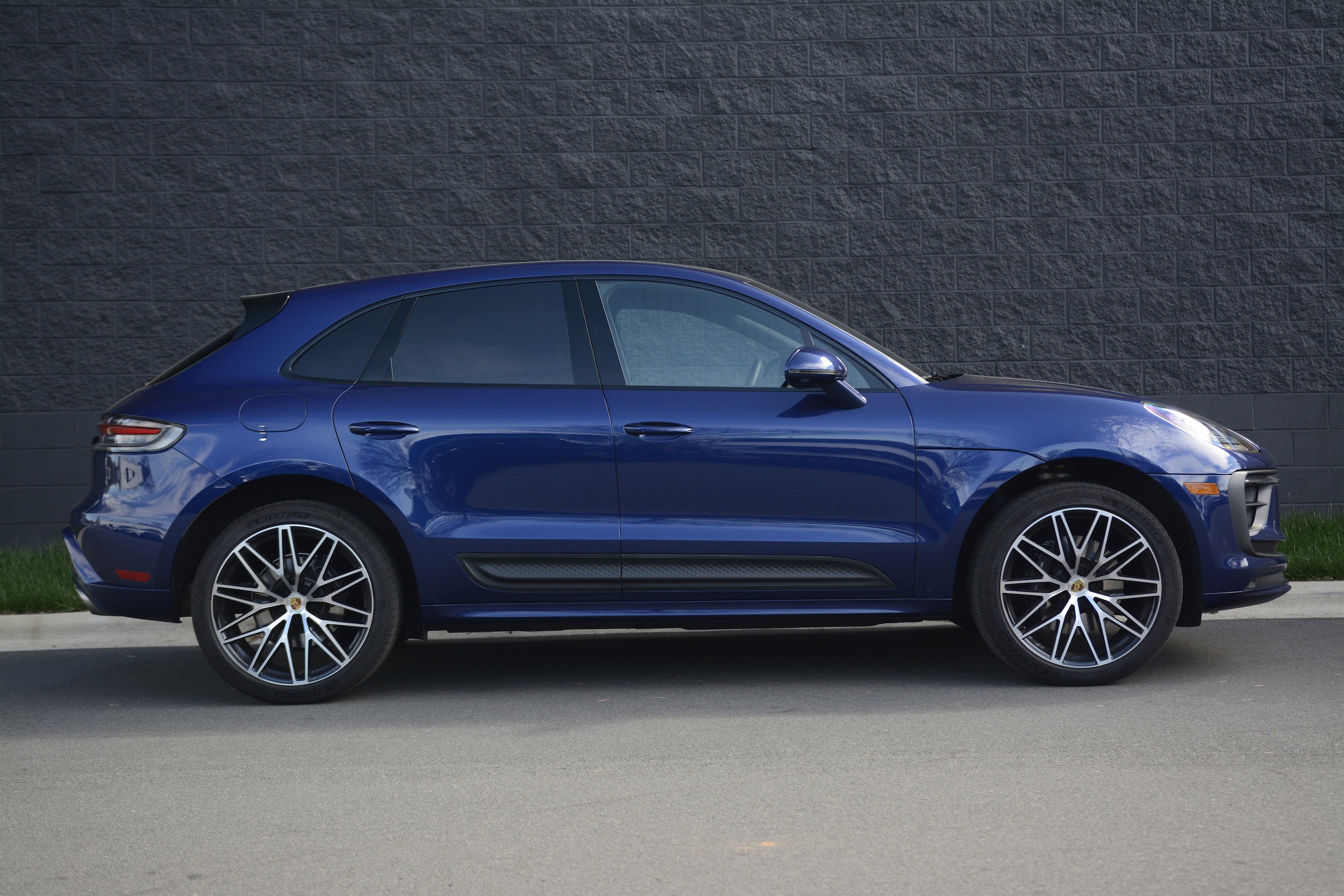2025 Porsche Macan S photo 3