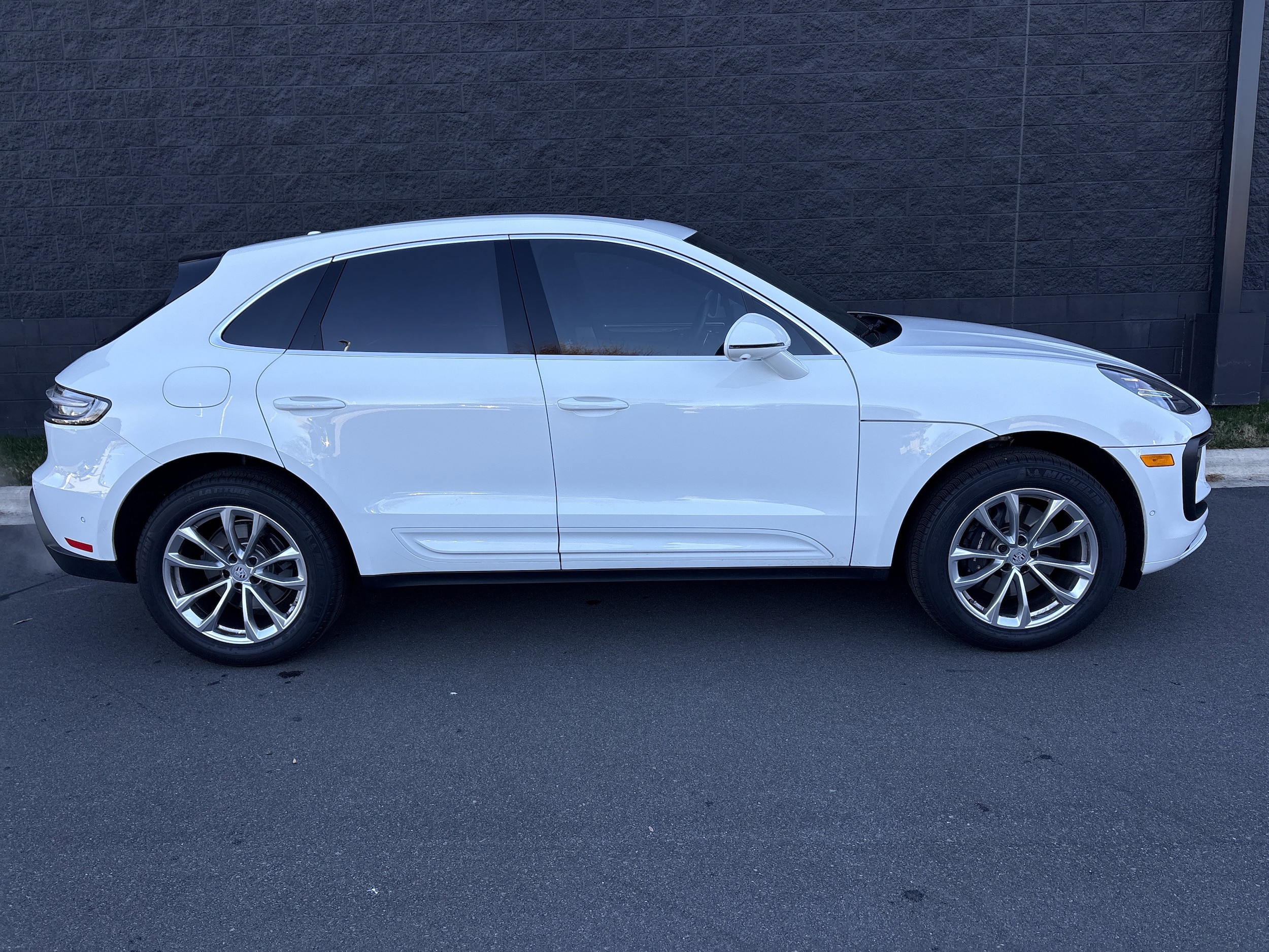 2025 Porsche Macan photo 3