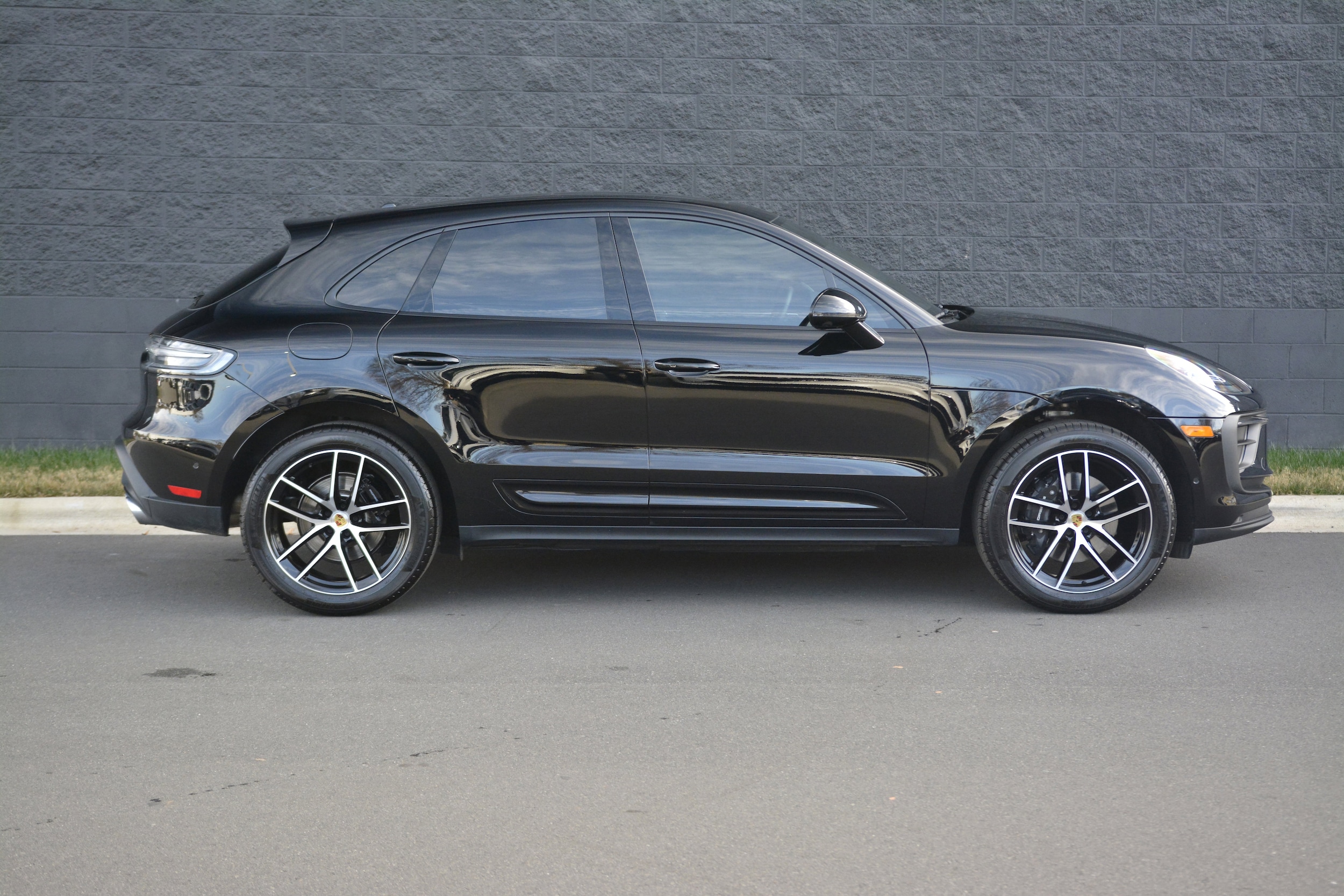 2025 Porsche Macan photo 3
