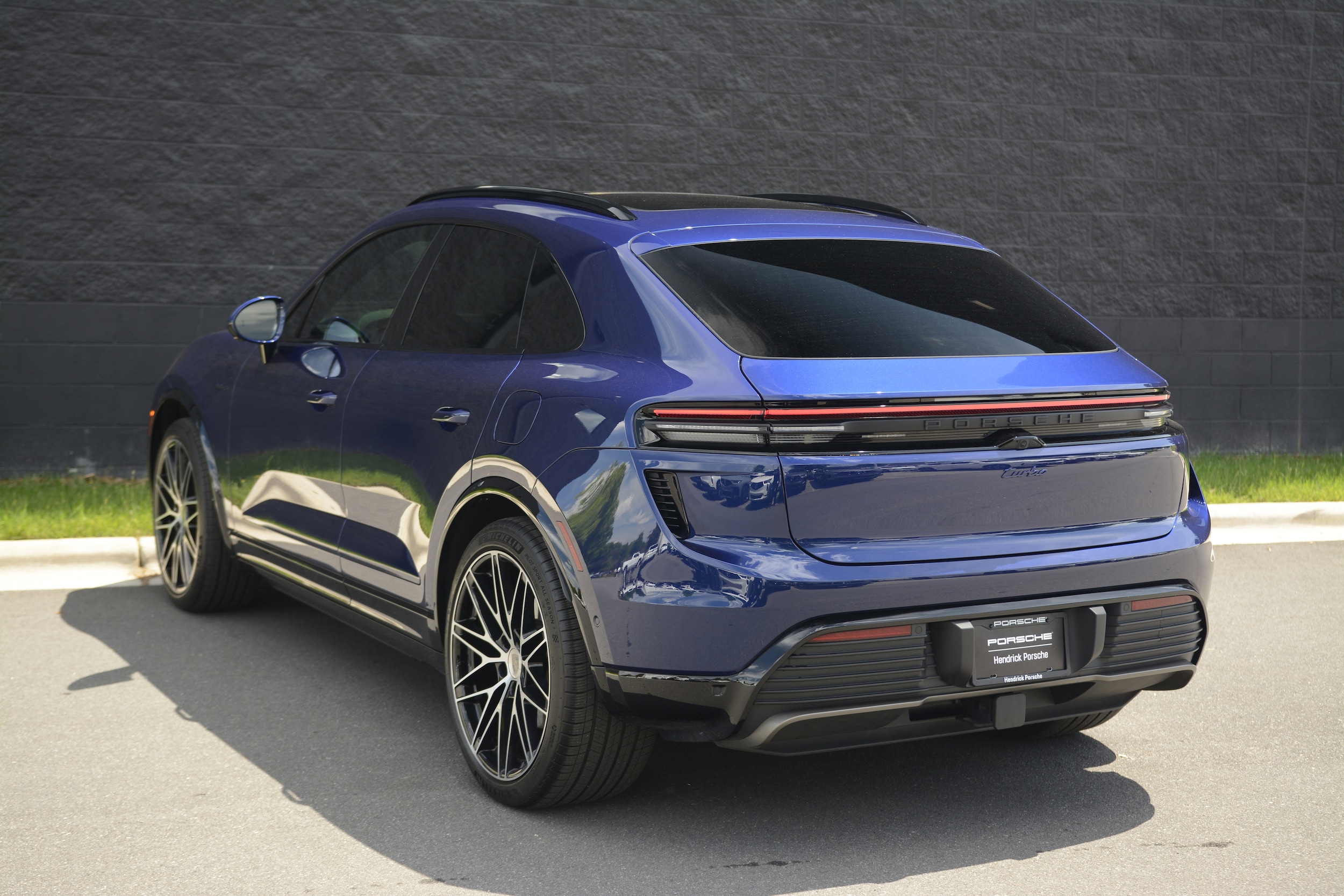 2025 Porsche Macan Electric Turbo photo 2