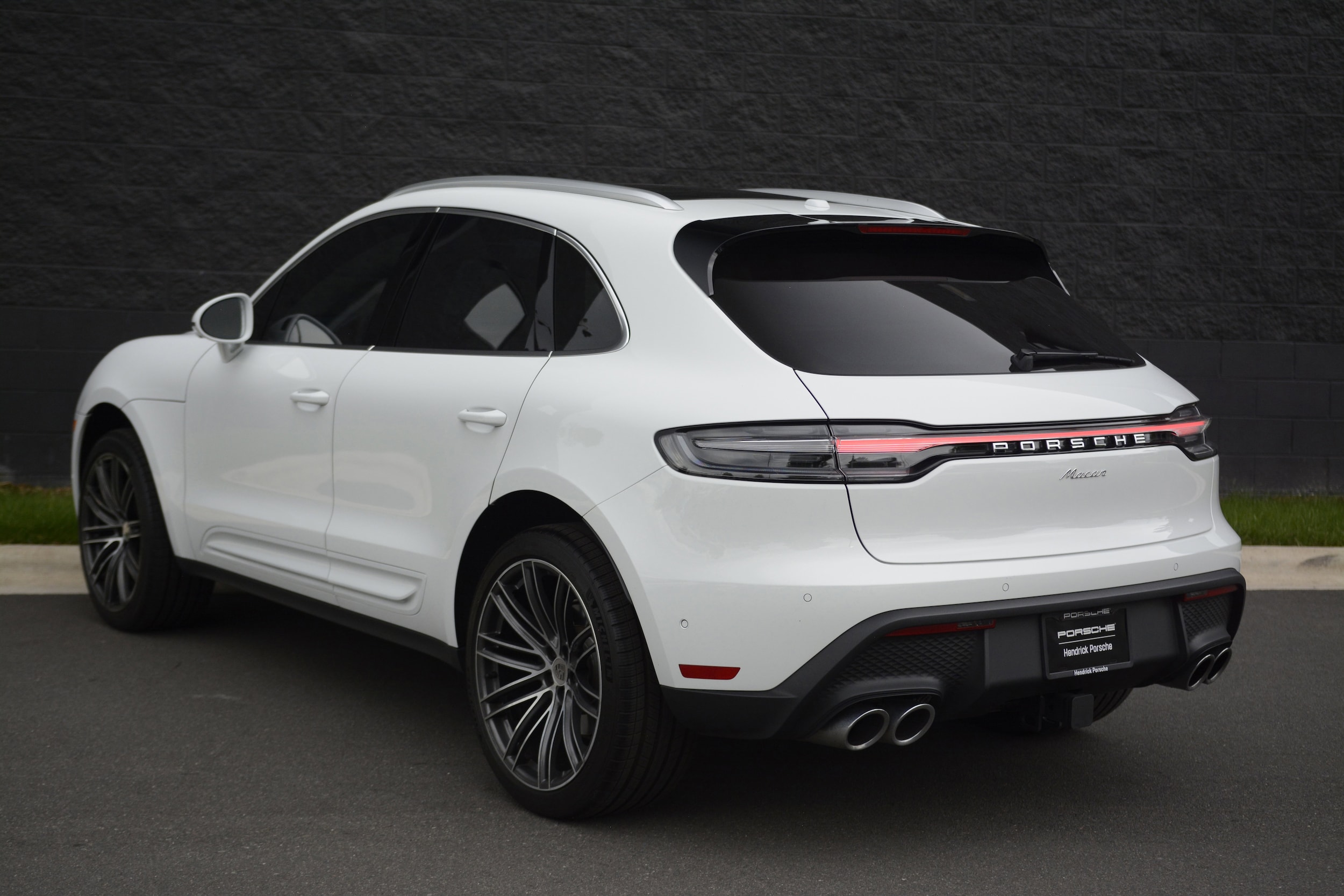 2026 Porsche Macan photo 2