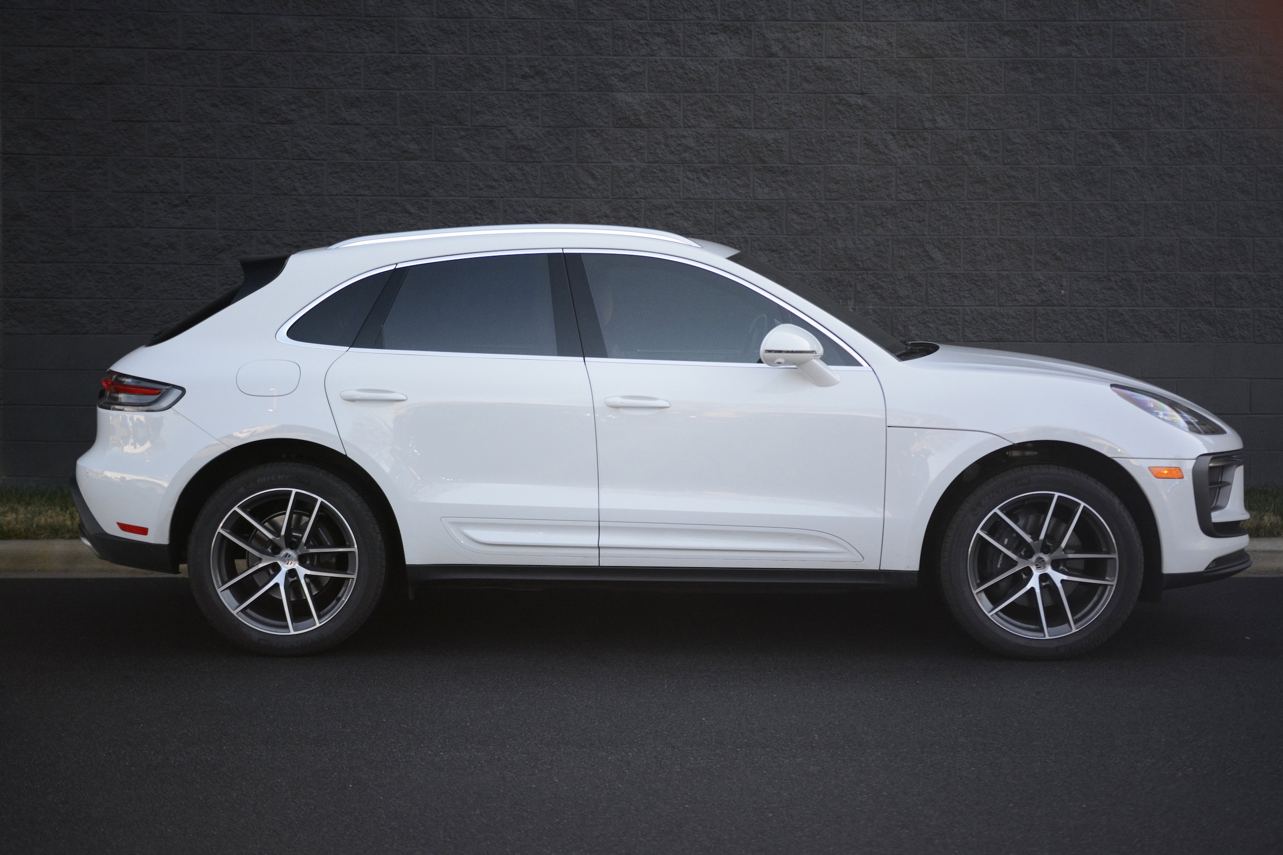 2025 Porsche Macan photo 3