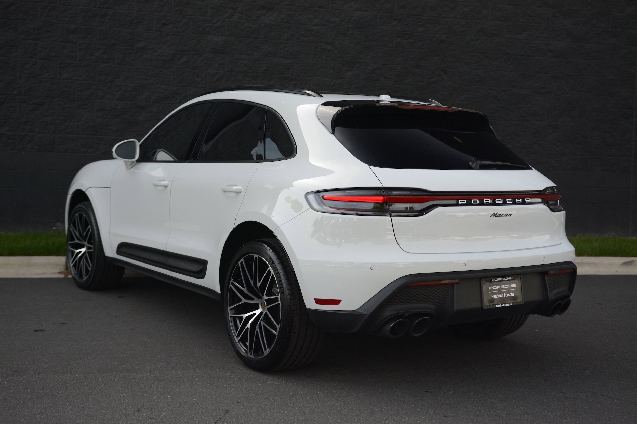 2026 Porsche Macan photo 2
