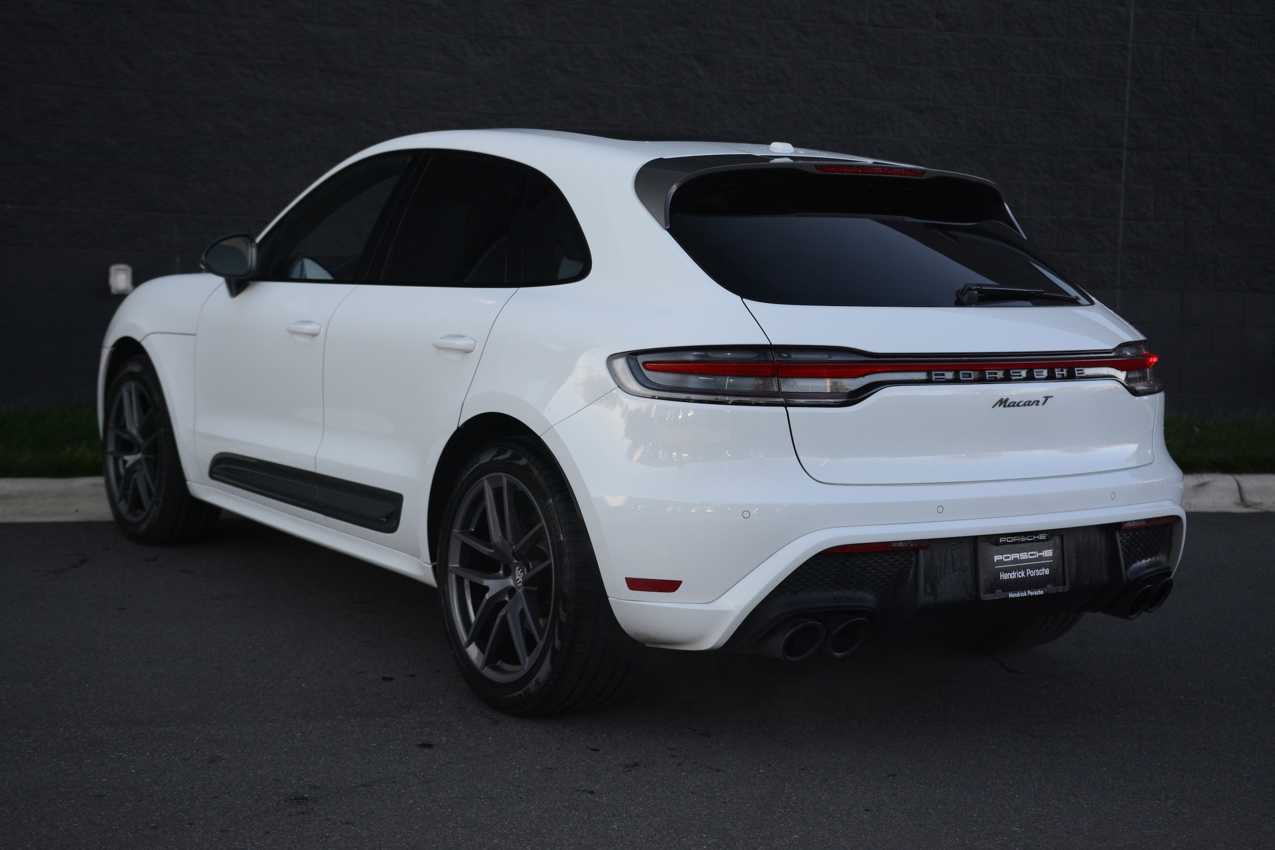 2025 Porsche Macan T photo 2