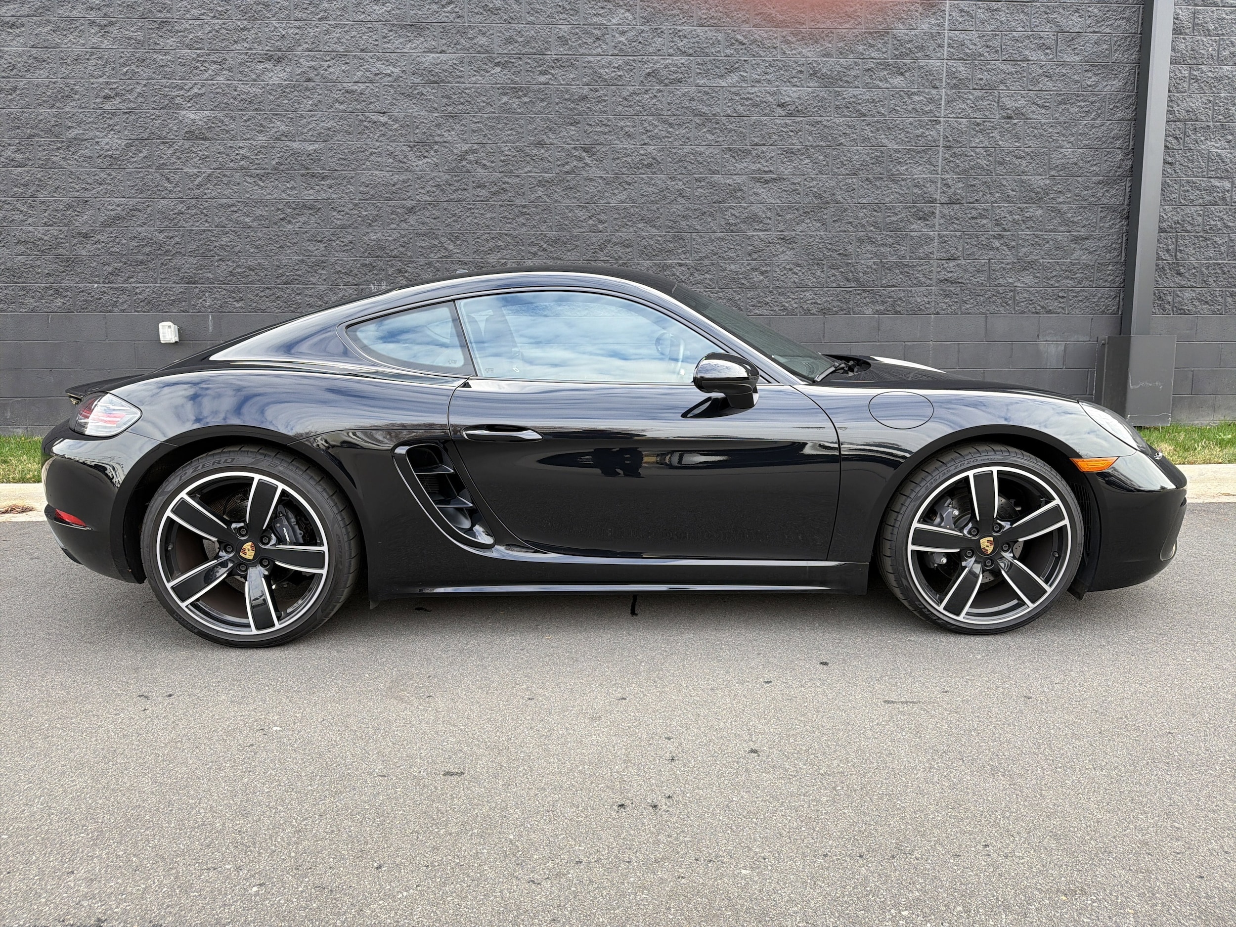 2025 Porsche 718 Cayman photo 3