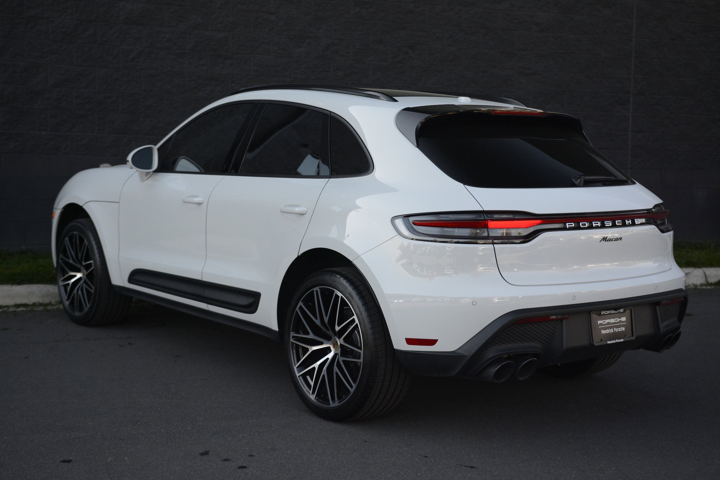 2026 Porsche Macan photo 2