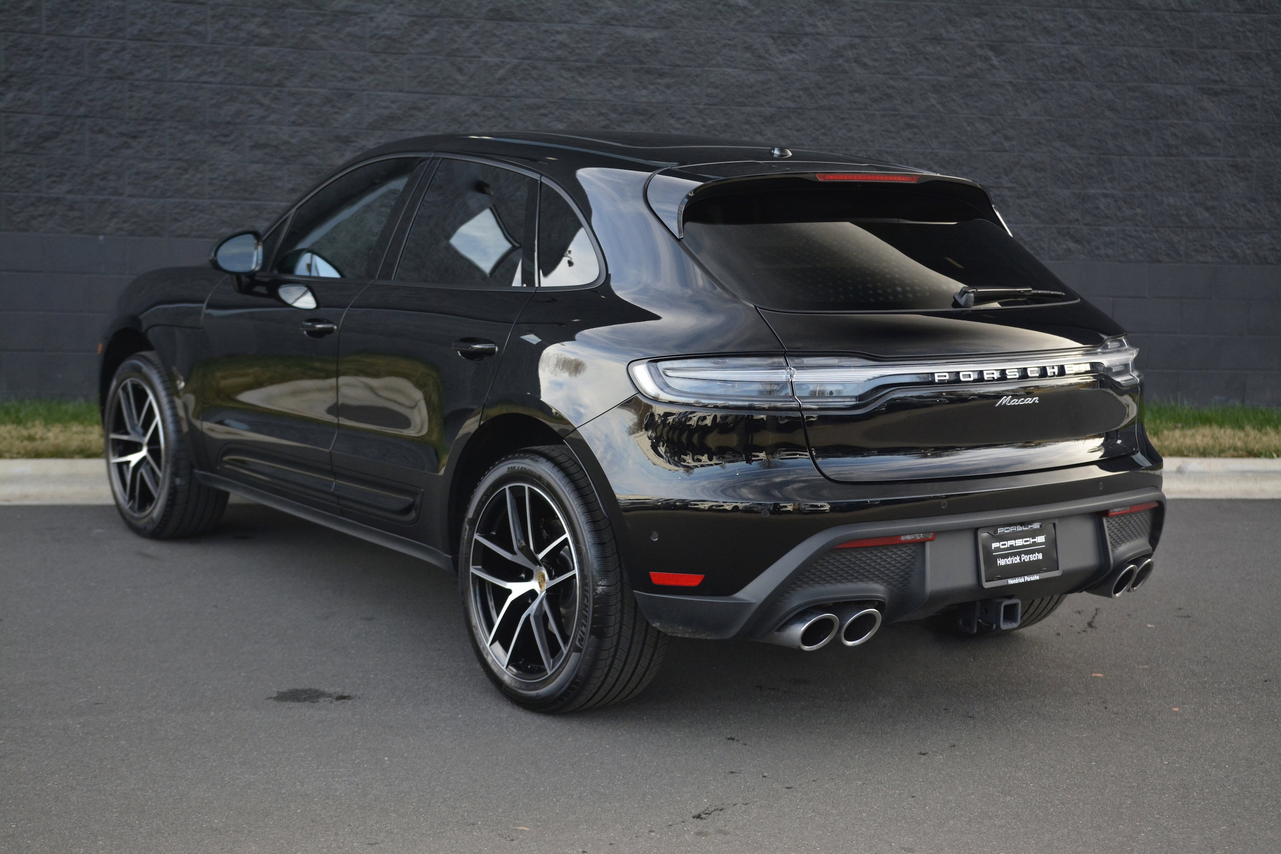 2025 Porsche Macan photo 2