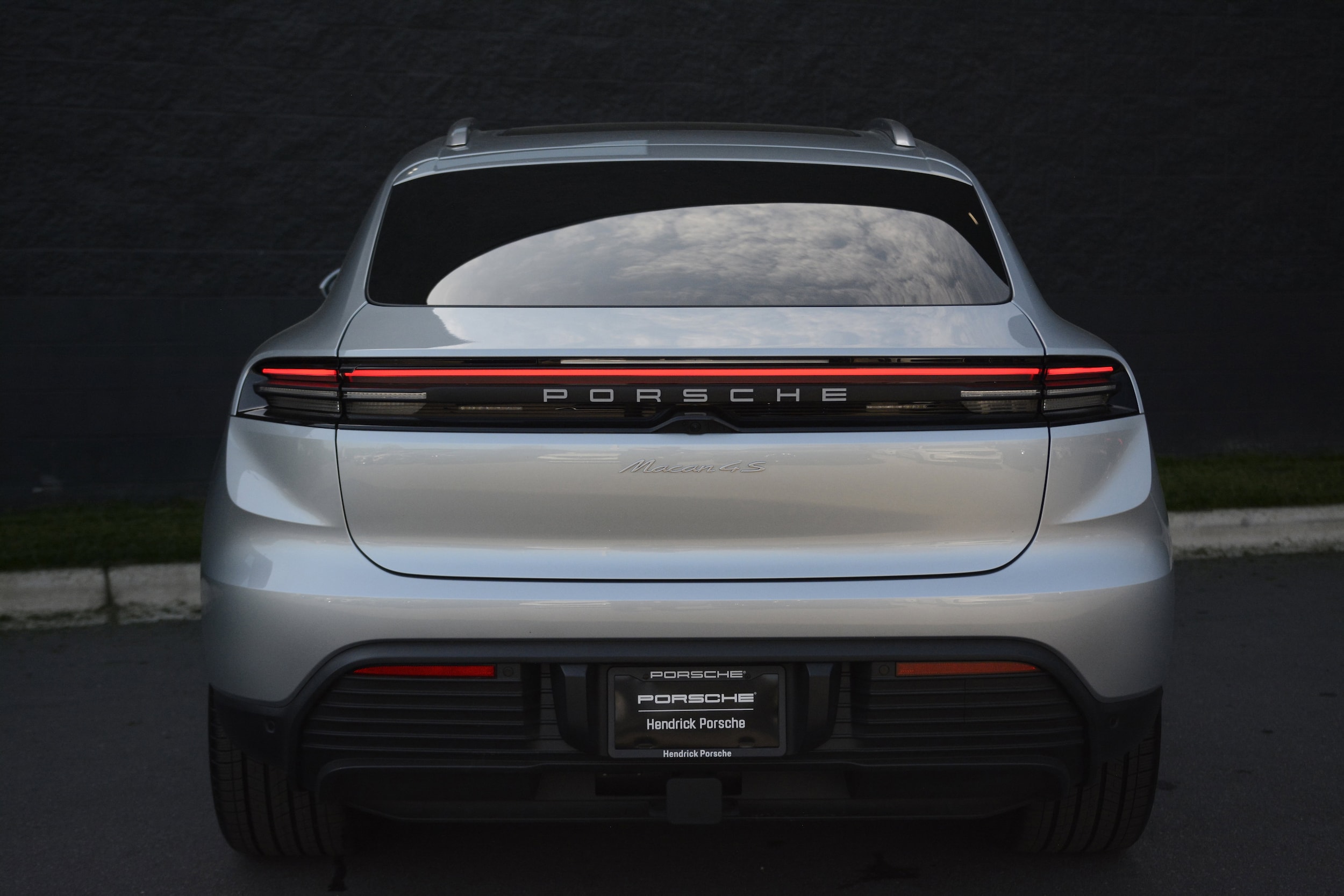 2025 Porsche Macan Electric 4S photo 5