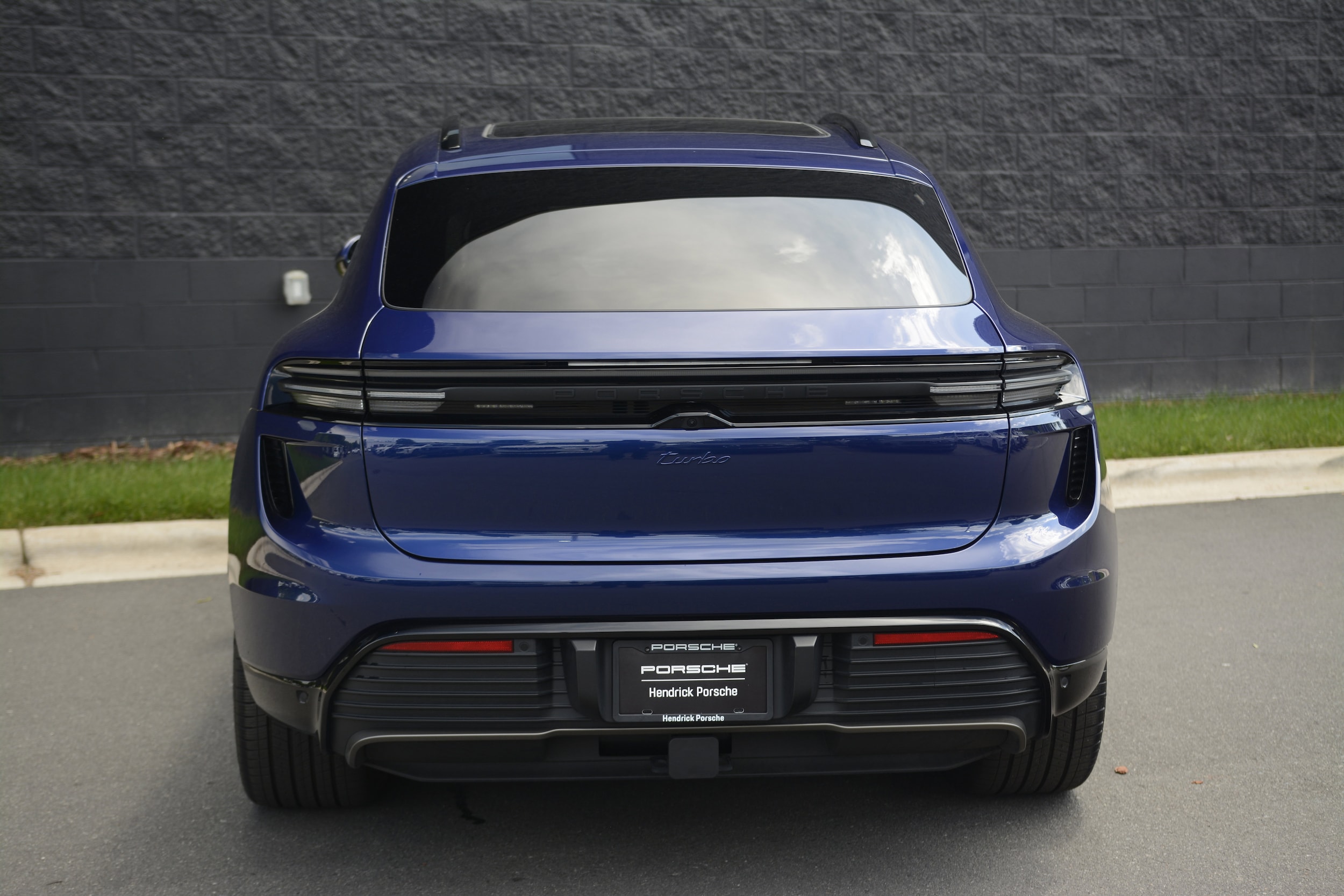 2025 Porsche Macan Electric Turbo photo 5