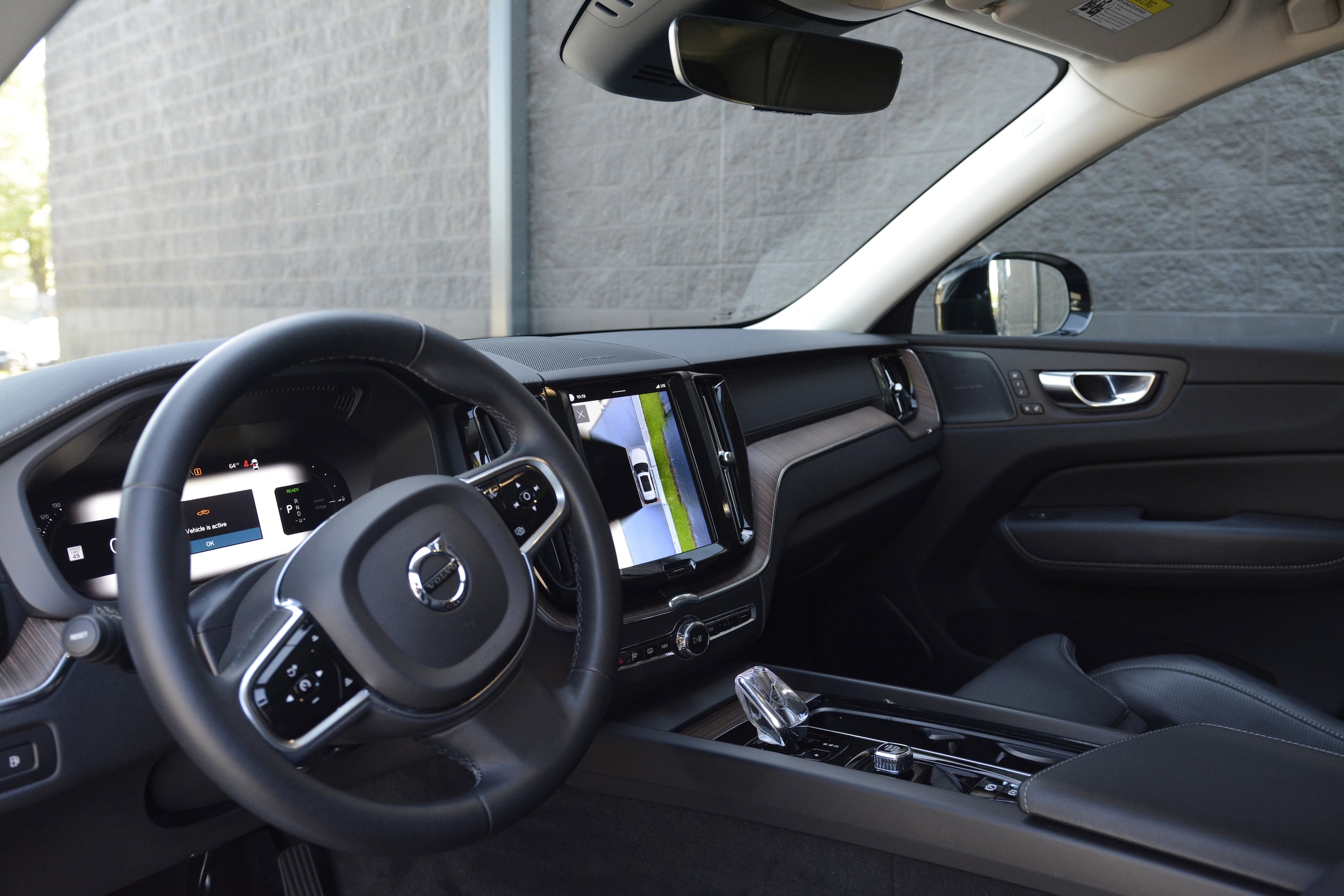 2023 Volvo XC60 Recharge Plug-In Hybrid Ultimate Dark photo 2