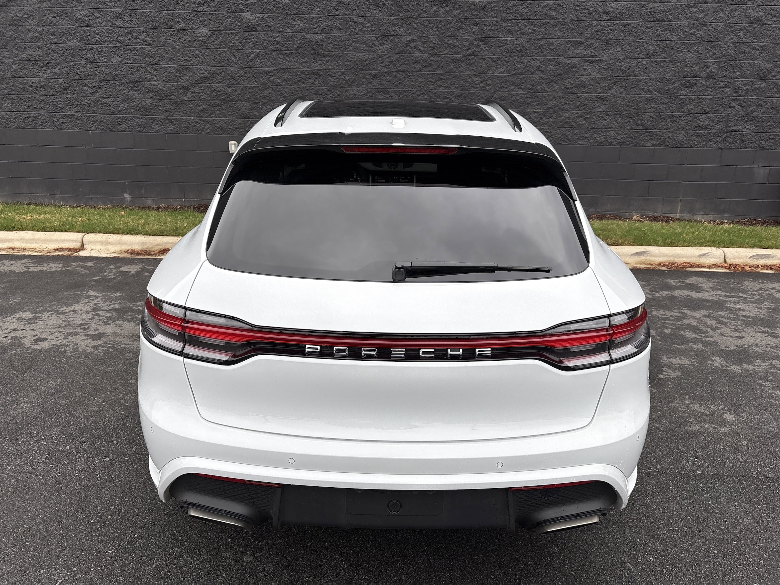 2025 Porsche Macan photo 5