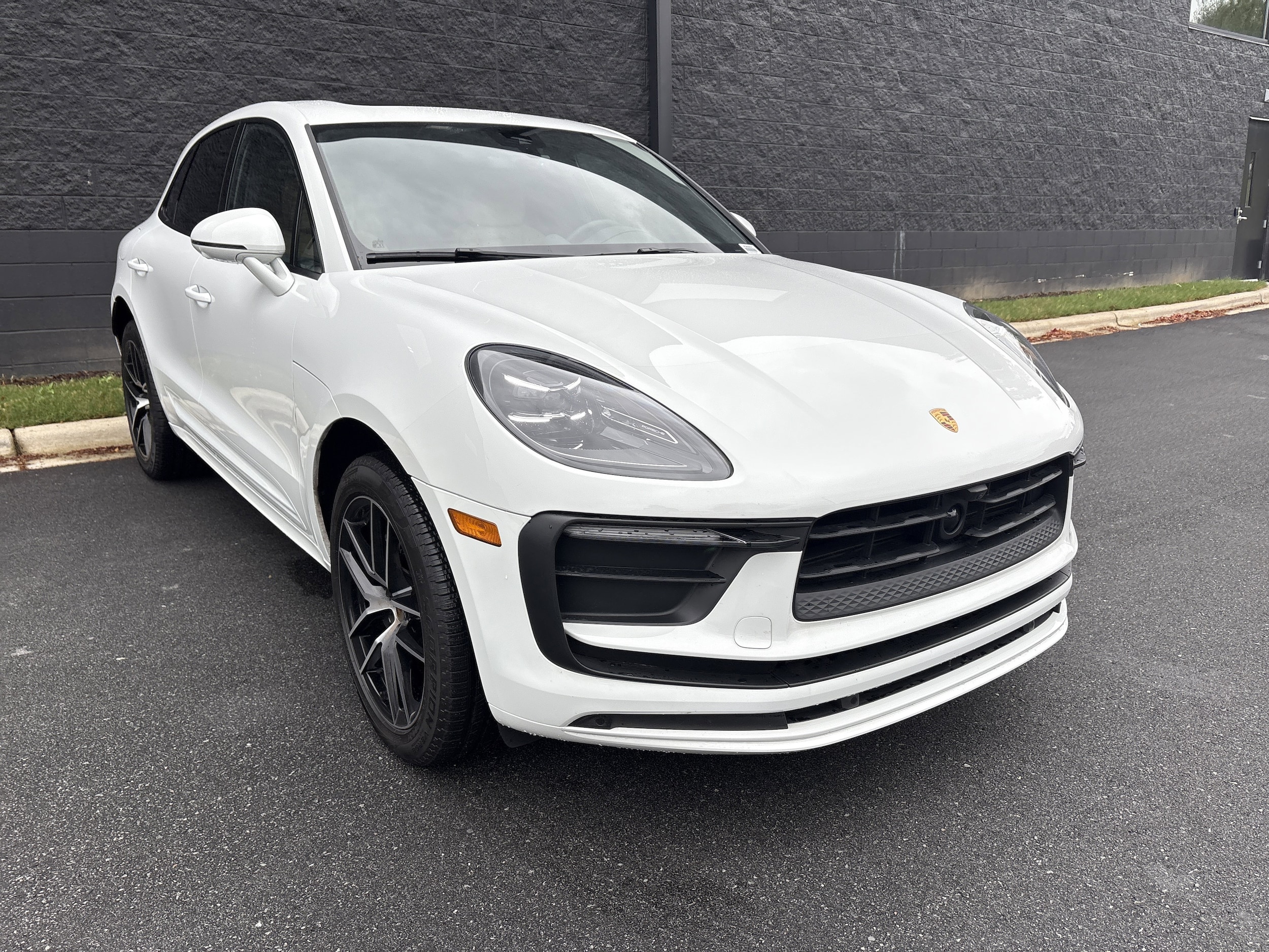 2025 Porsche Macan photo 3