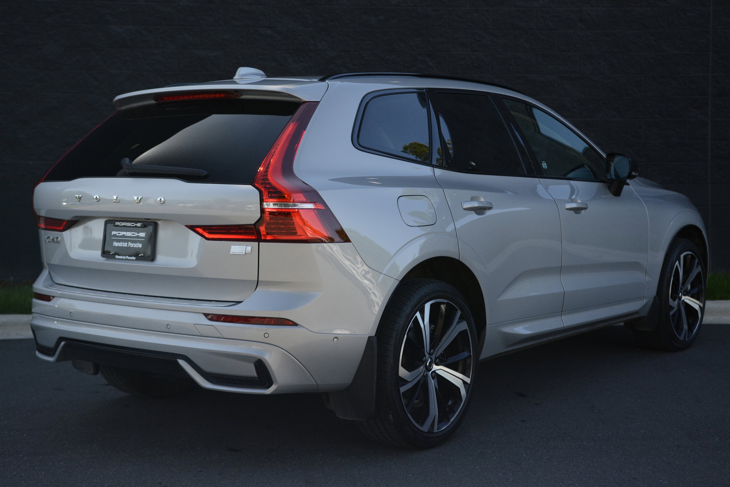 2023 Volvo XC60 Recharge Plug-In Hybrid Ultimate Dark photo 5