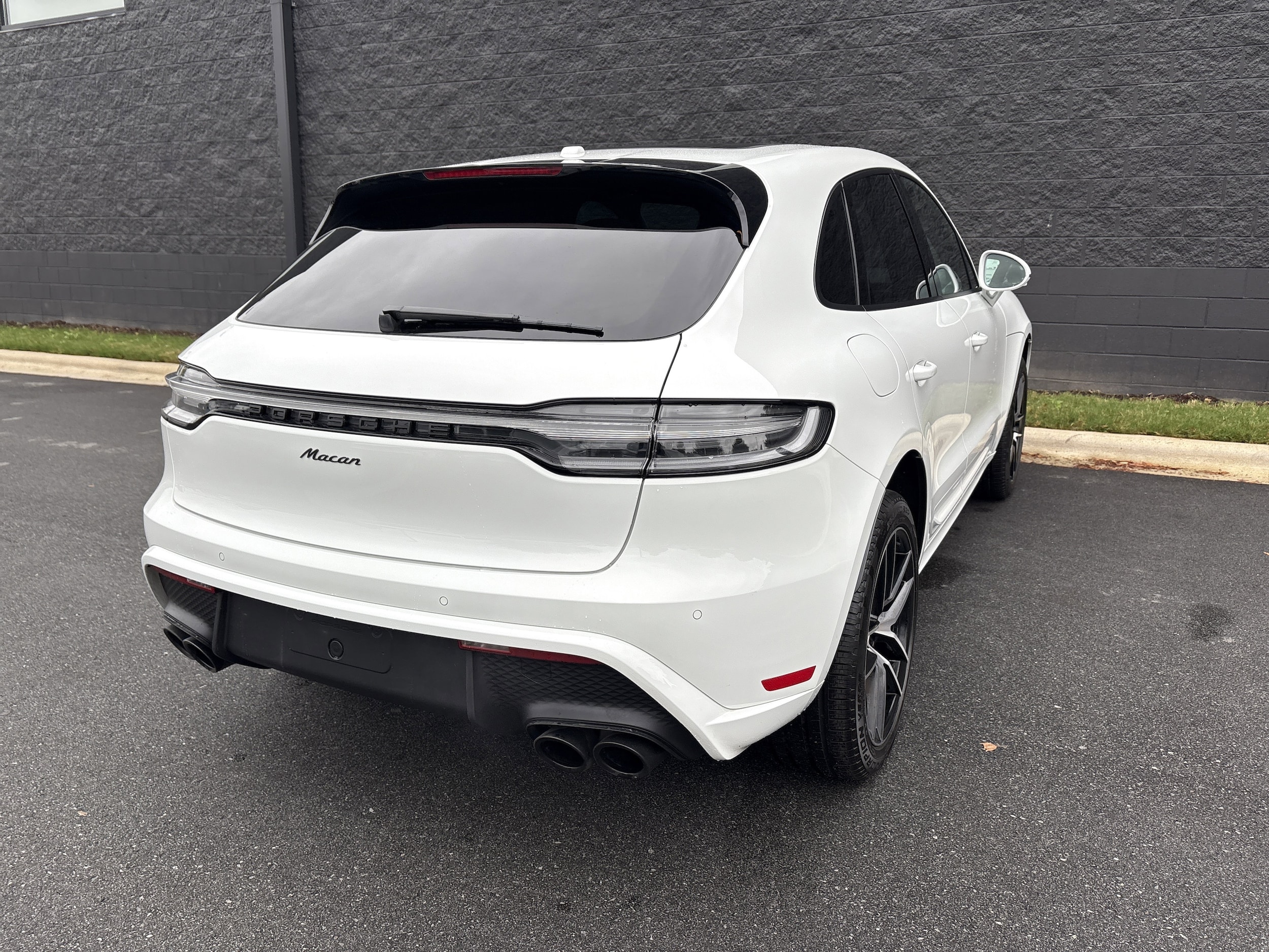 2025 Porsche Macan photo 6