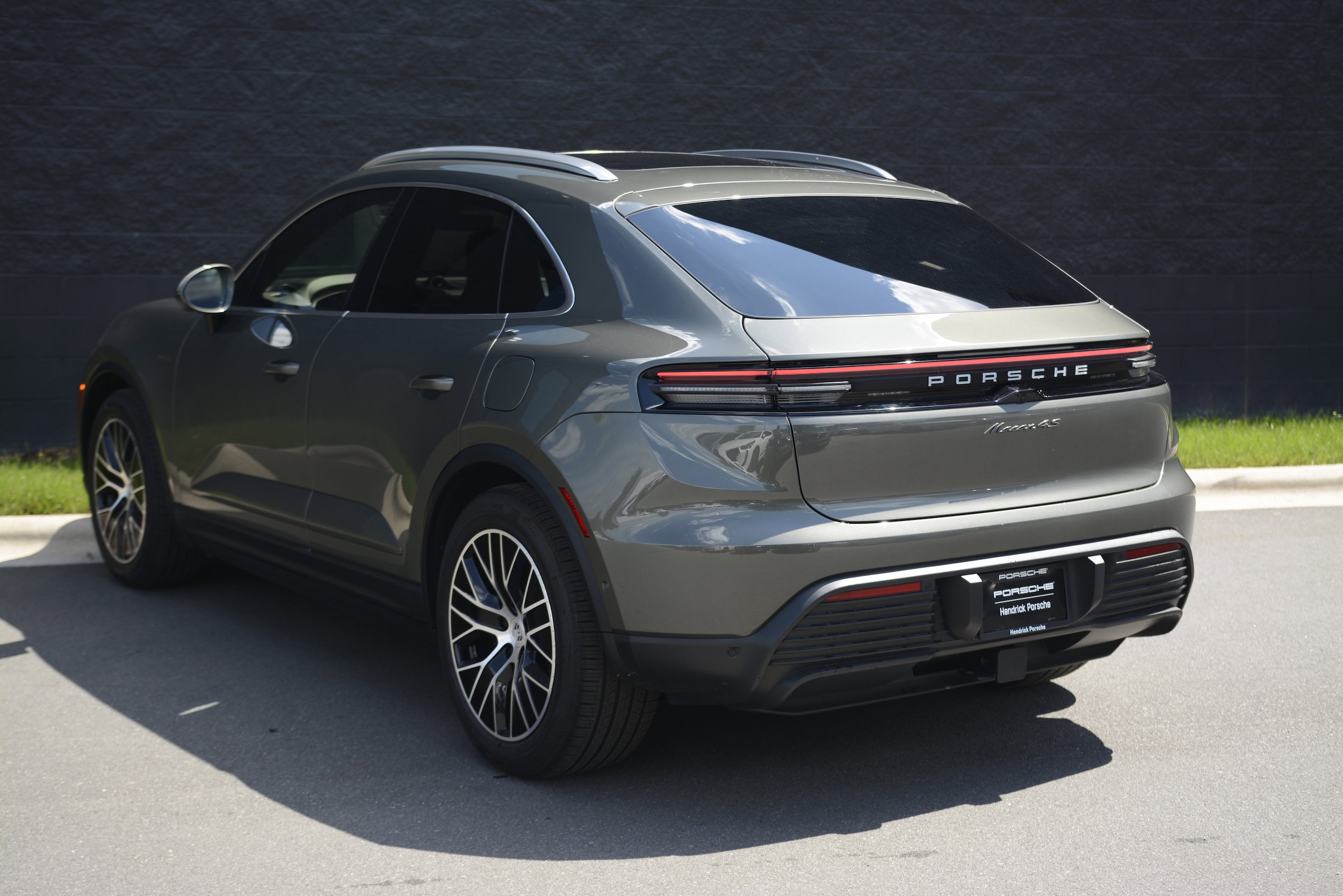 2025 Porsche Macan Electric 4S photo 2