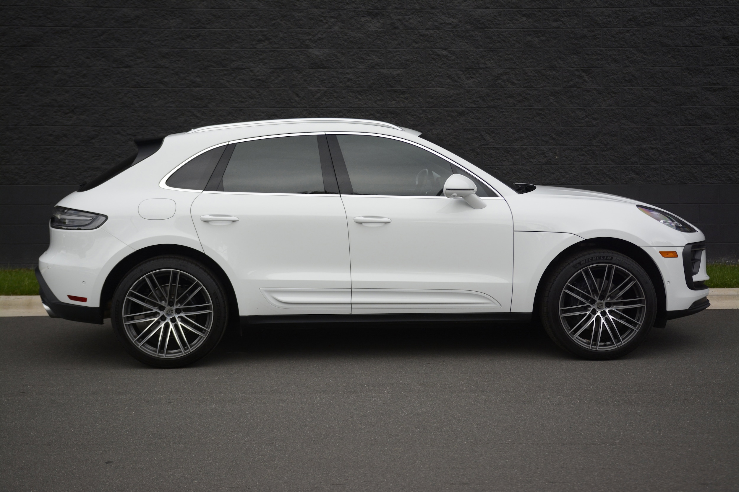 2026 Porsche Macan photo 3