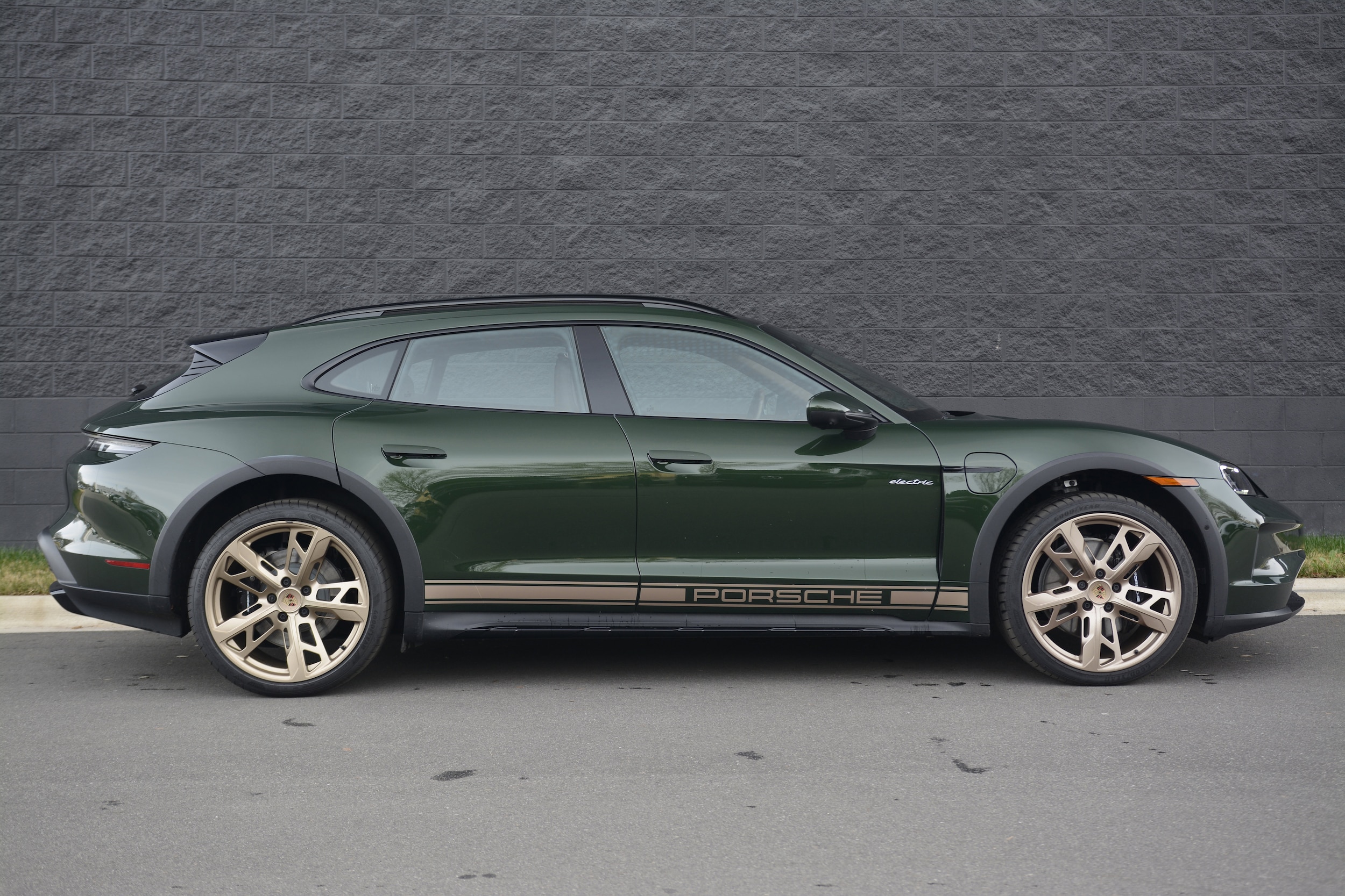 2025 Porsche Taycan Cross Turismo 4 photo 3