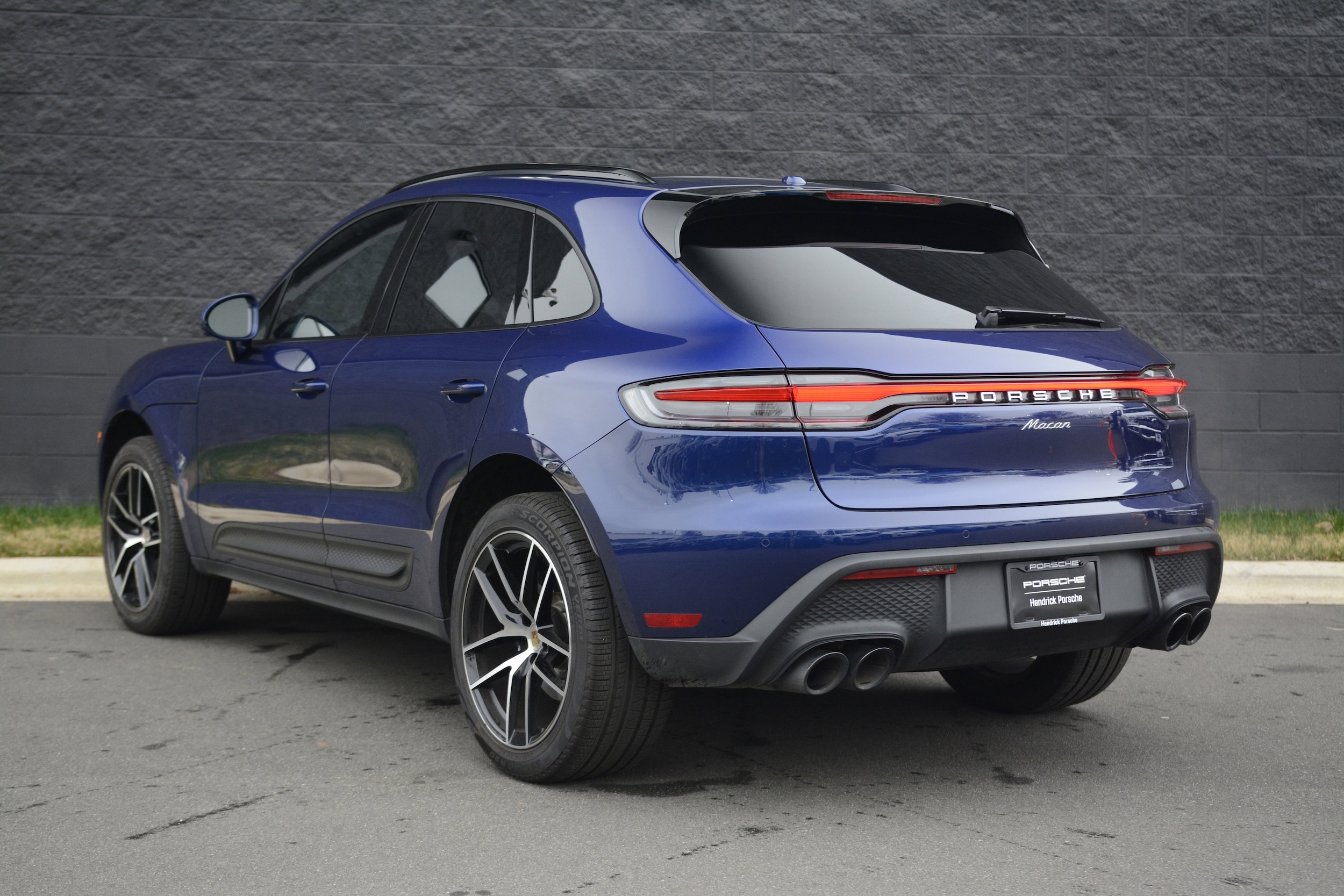 2025 Porsche Macan photo 2