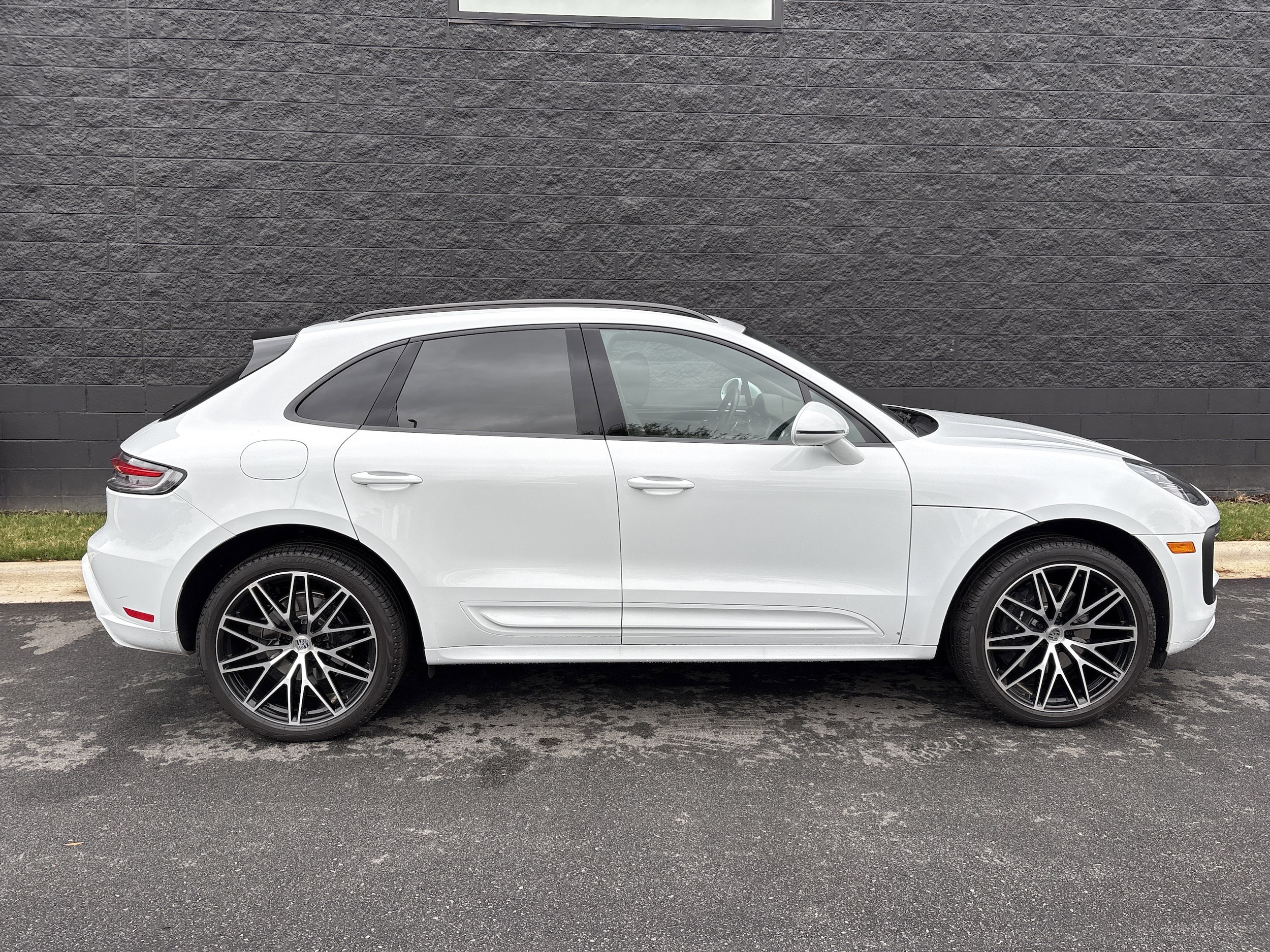 2025 Porsche Macan photo 3