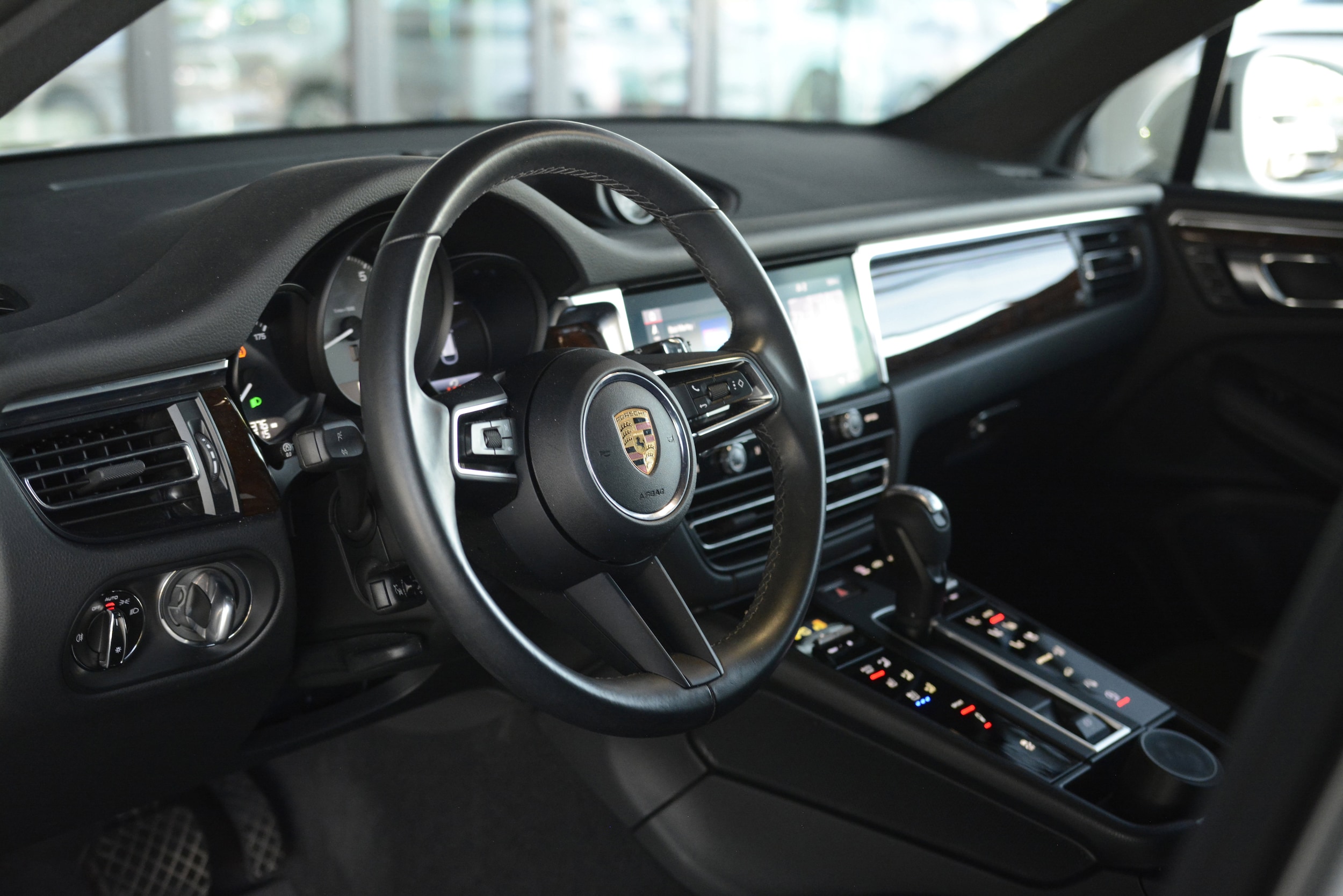 2022 Porsche Macan S photo 2