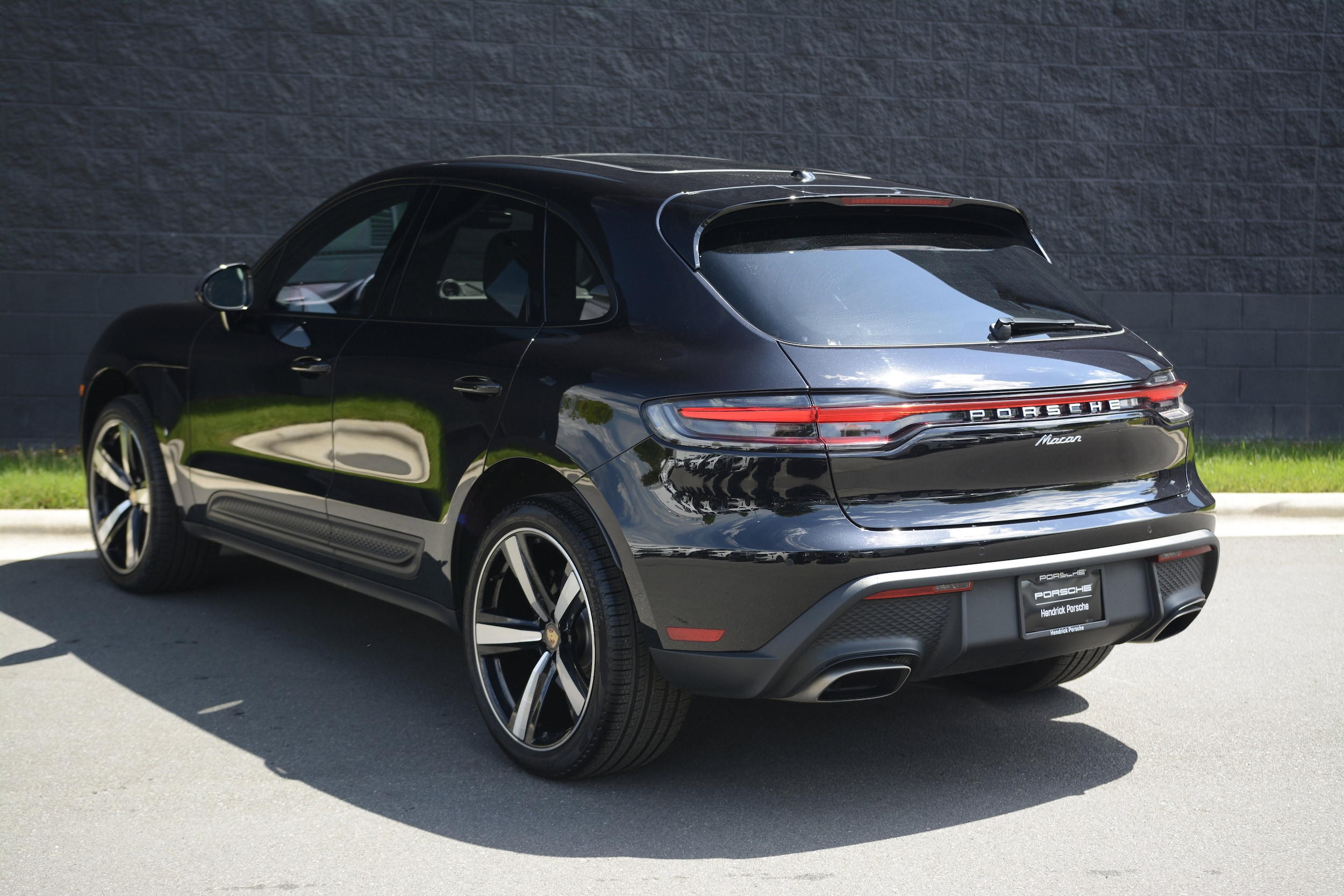 2026 Porsche Macan photo 2