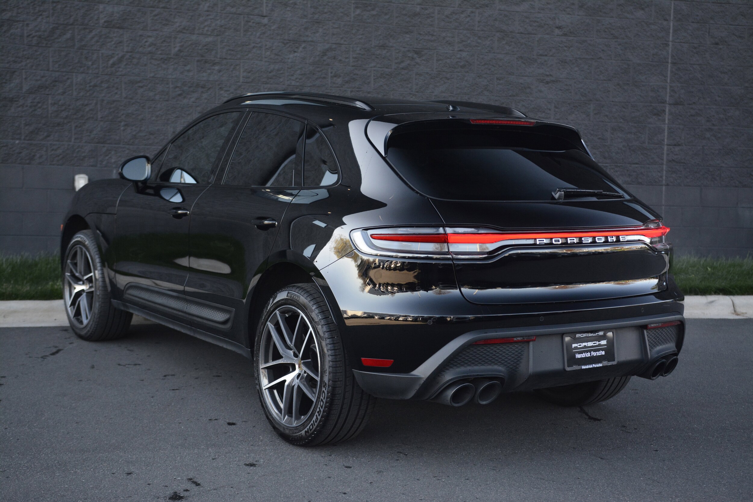 2026 Porsche Macan photo 2